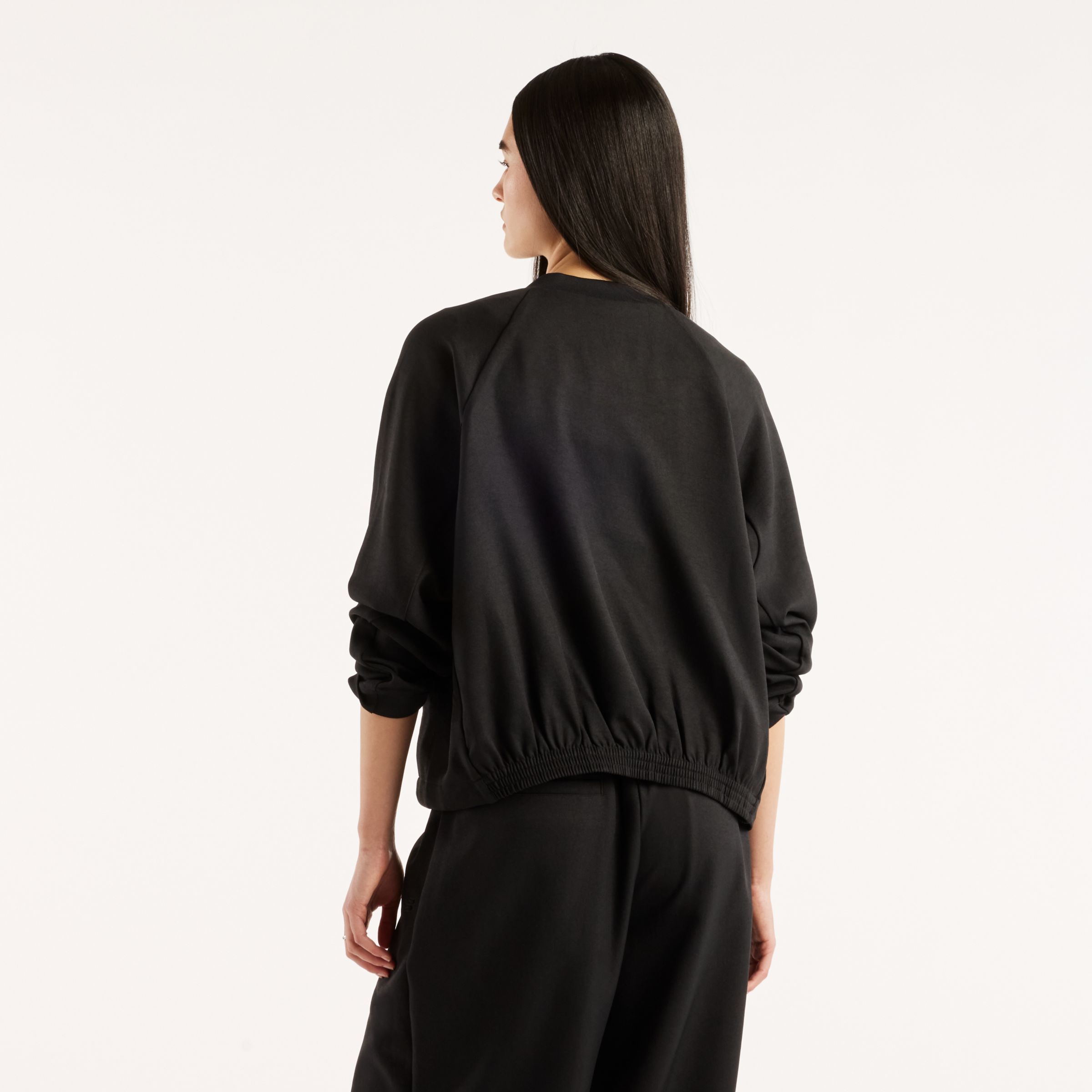 Augustina is wearing size S and is 5'7"/171cm. Chest: 32"/81cm, Waist: 24"/61cm, Hips: 36.25"/92cm