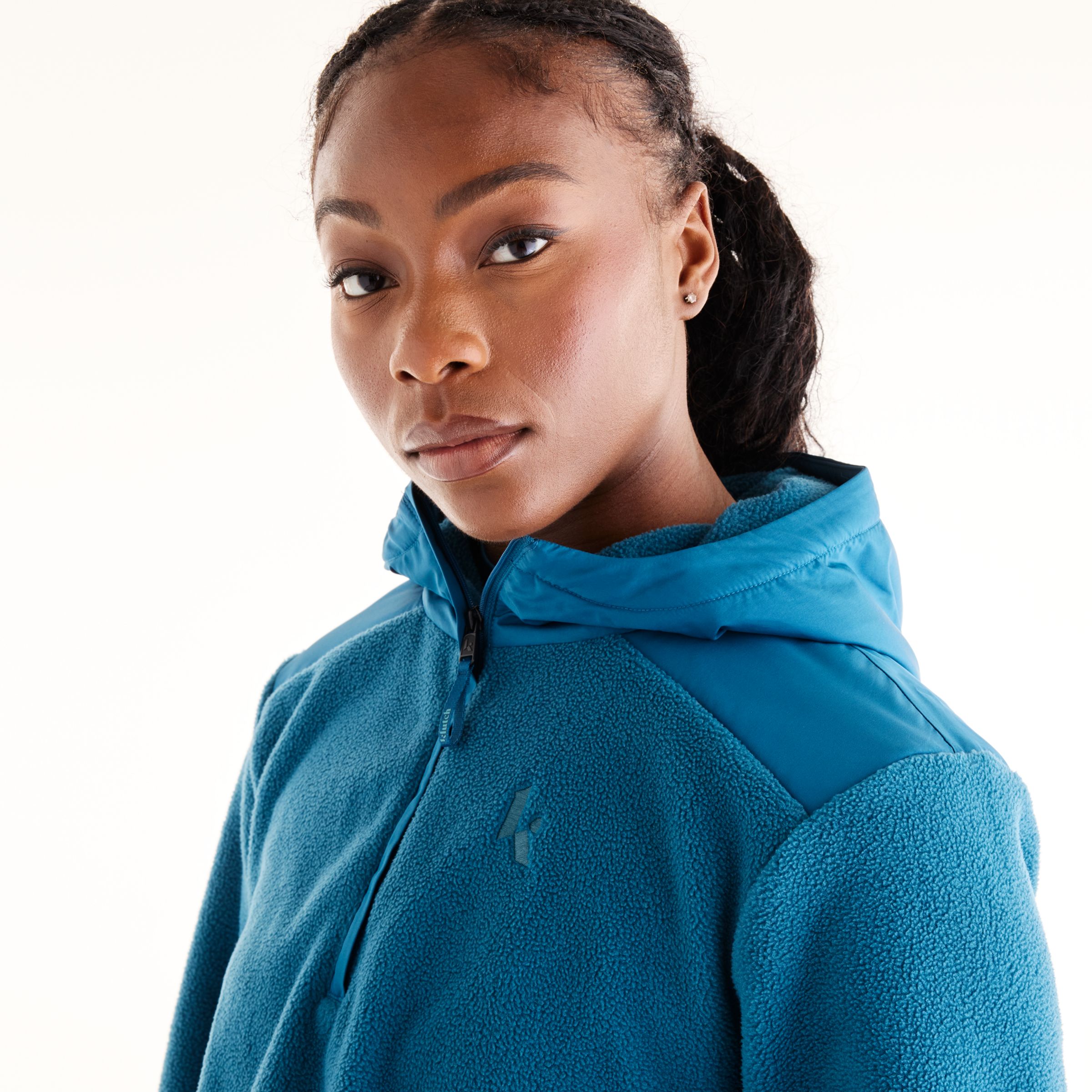 Isio-Maya is wearing size S and is 5'8"/172.72cm. Chest: 34"/86.36cm, Waist: 27.5"/69.85cm, Hips: 39"/99.06cm