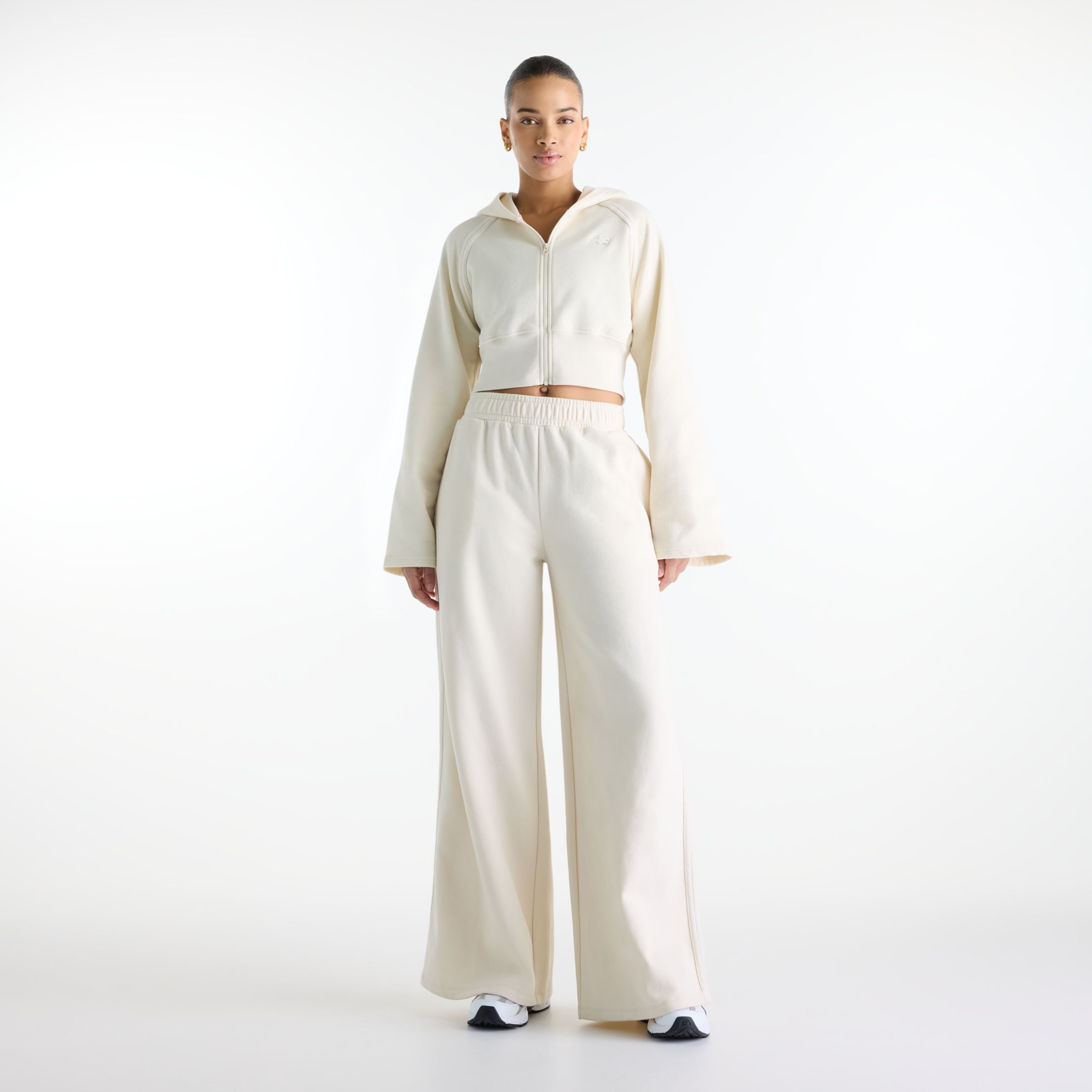 Nisaa is wearing size S and is 5'10"/177.8cm. Chest: 32"/81.28cm, Waist: 26"/66.04cm, Hips: 39"/99.06cm