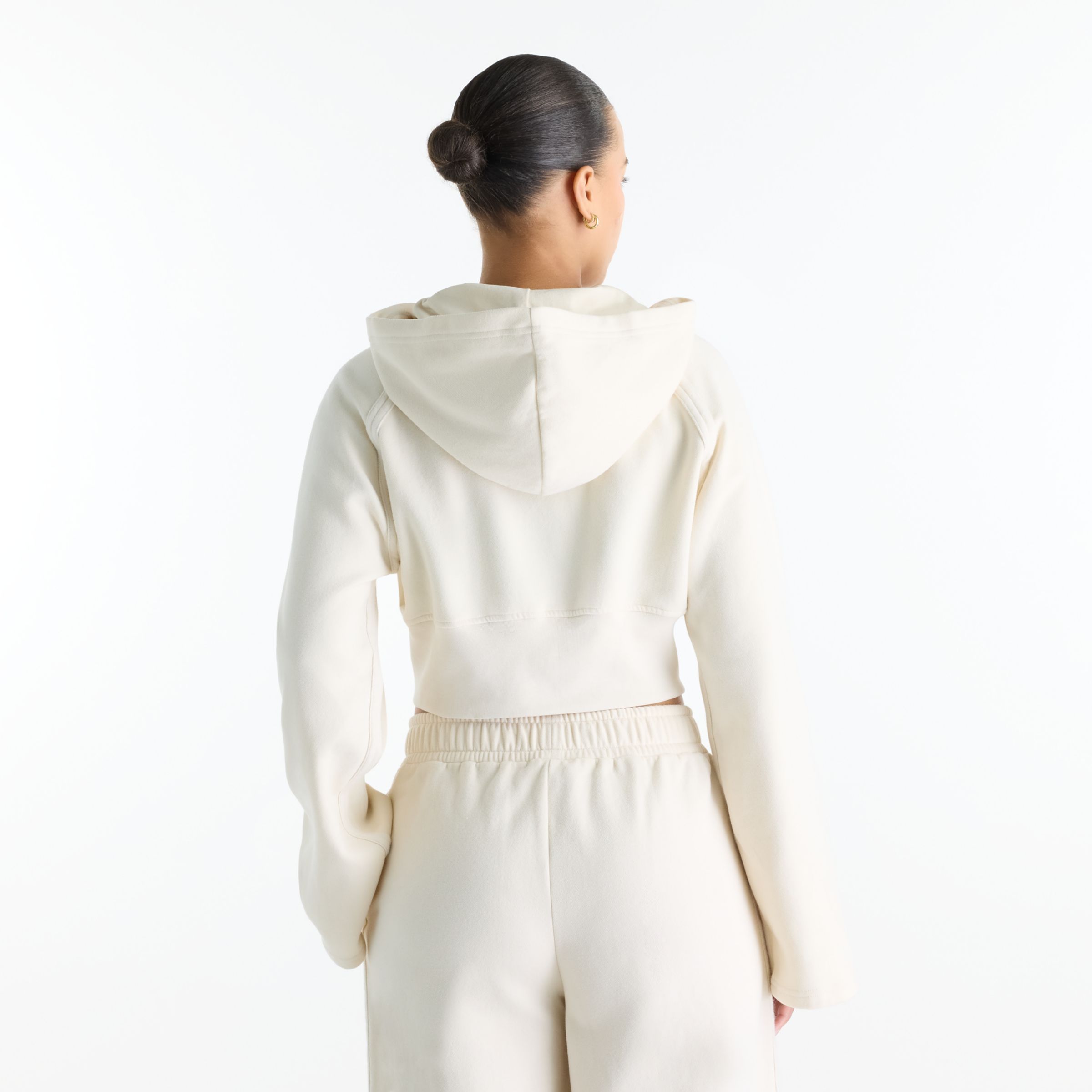 Nisaa is wearing size S and is 5'10"/177.8cm. Chest: 32"/81.28cm, Waist: 26"/66.04cm, Hips: 39"/99.06cm
