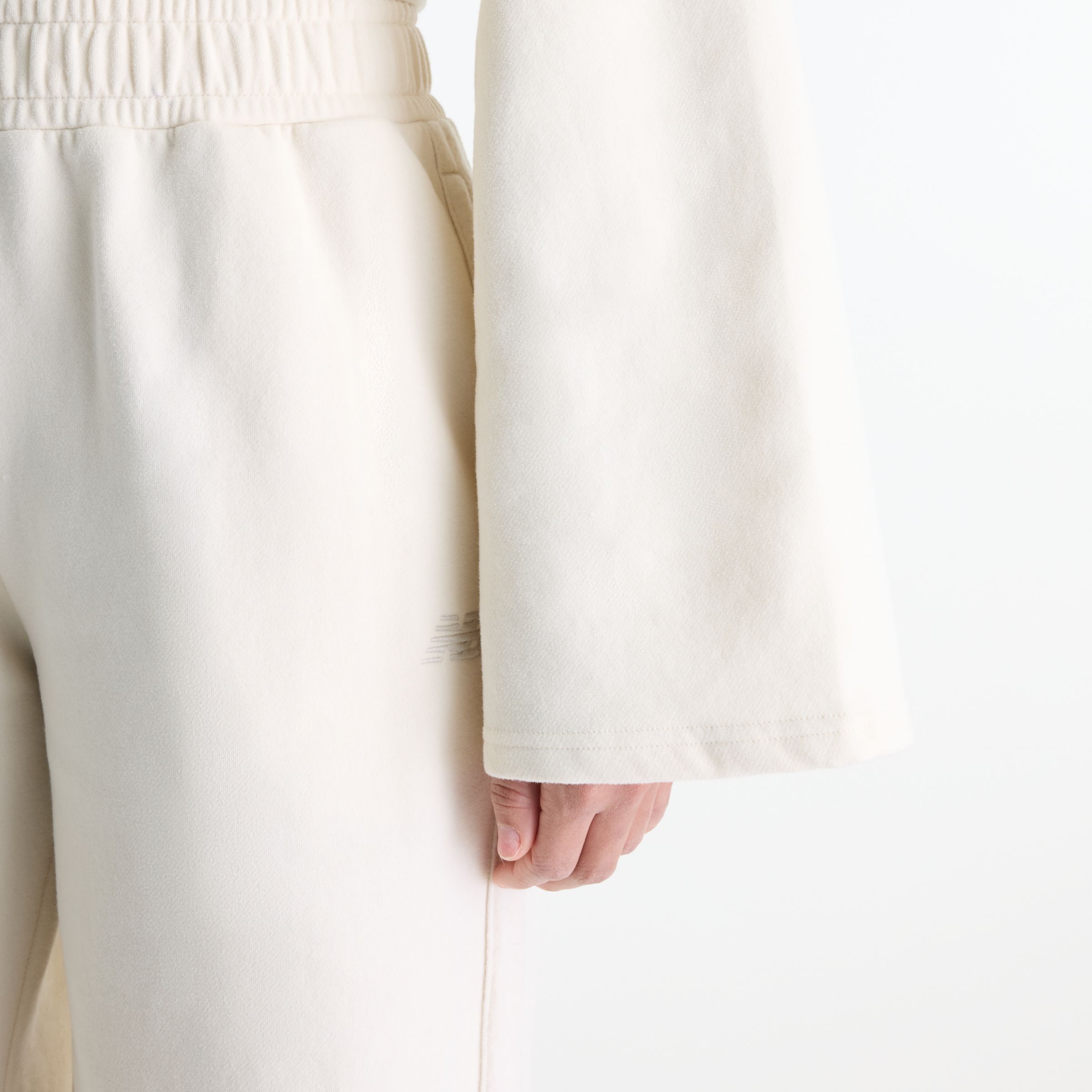 Nisaa is wearing size S and is 5'10"/177.8cm. Chest: 32"/81.28cm, Waist: 26"/66.04cm, Hips: 39"/99.06cm