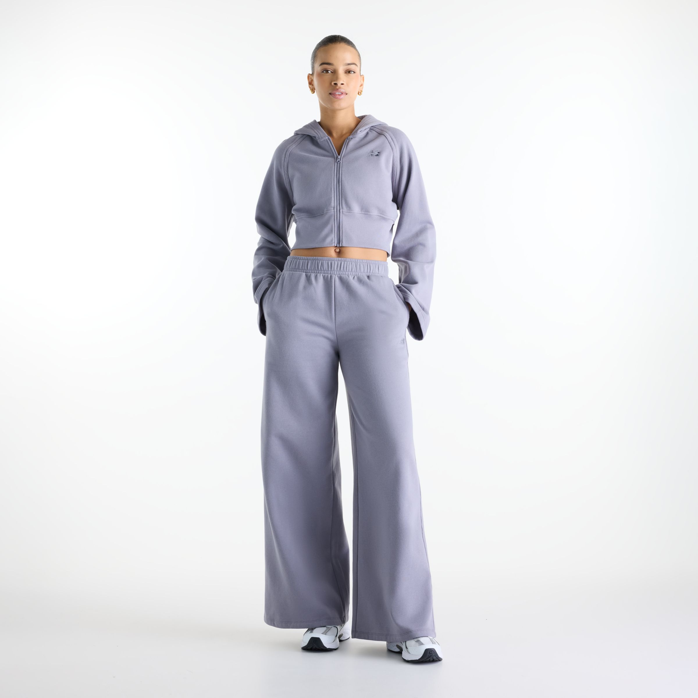 Nisaa is wearing size S and is 5'10"/177.8cm. Chest: 32"/81.28cm, Waist: 26"/66.04cm, Hips: 39"/99.06cm