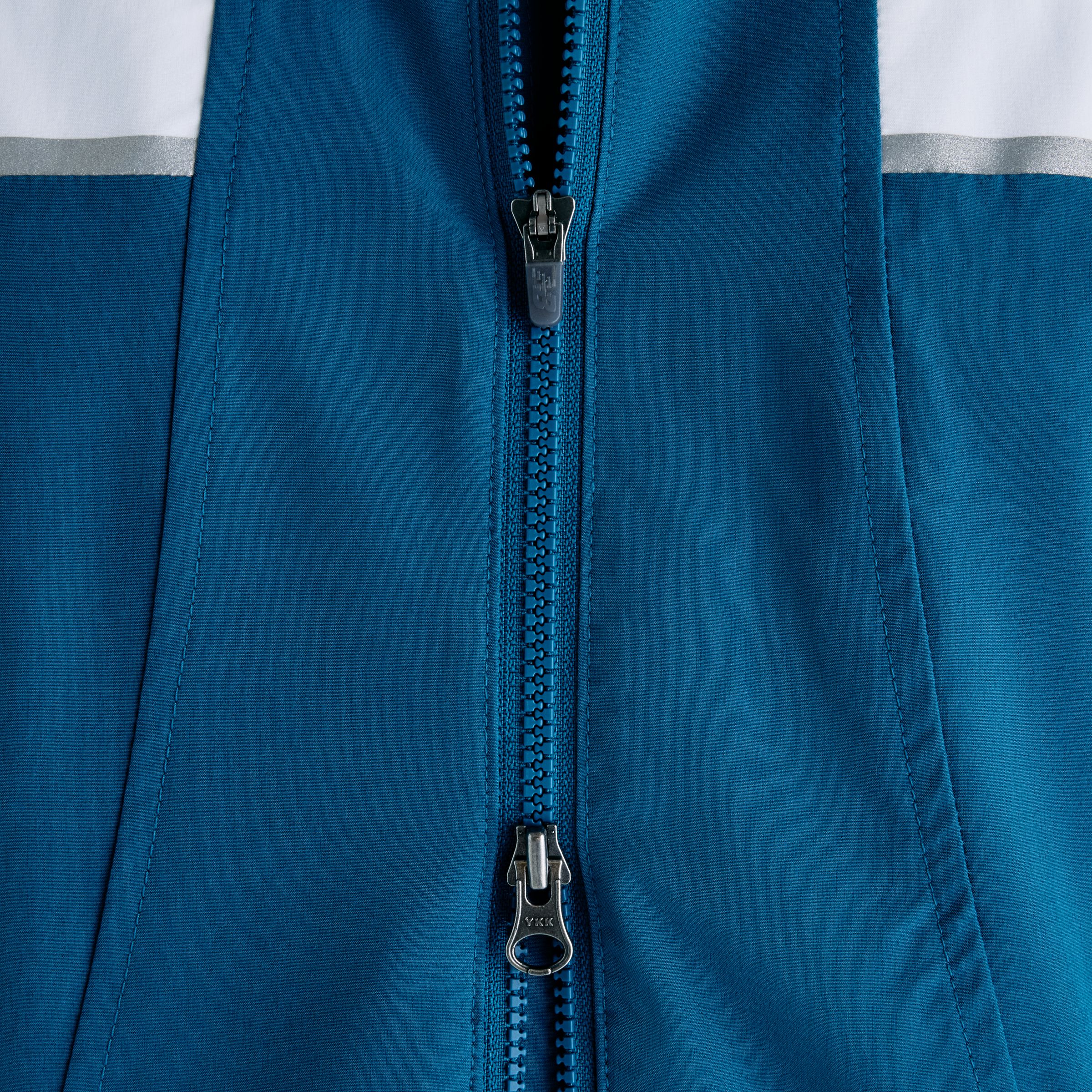 Chi is wearing size S and is 5'9"/ 175cm. Chest: 32"/81cm, Waist: 24"/61cm, Hips: 35"/89cm