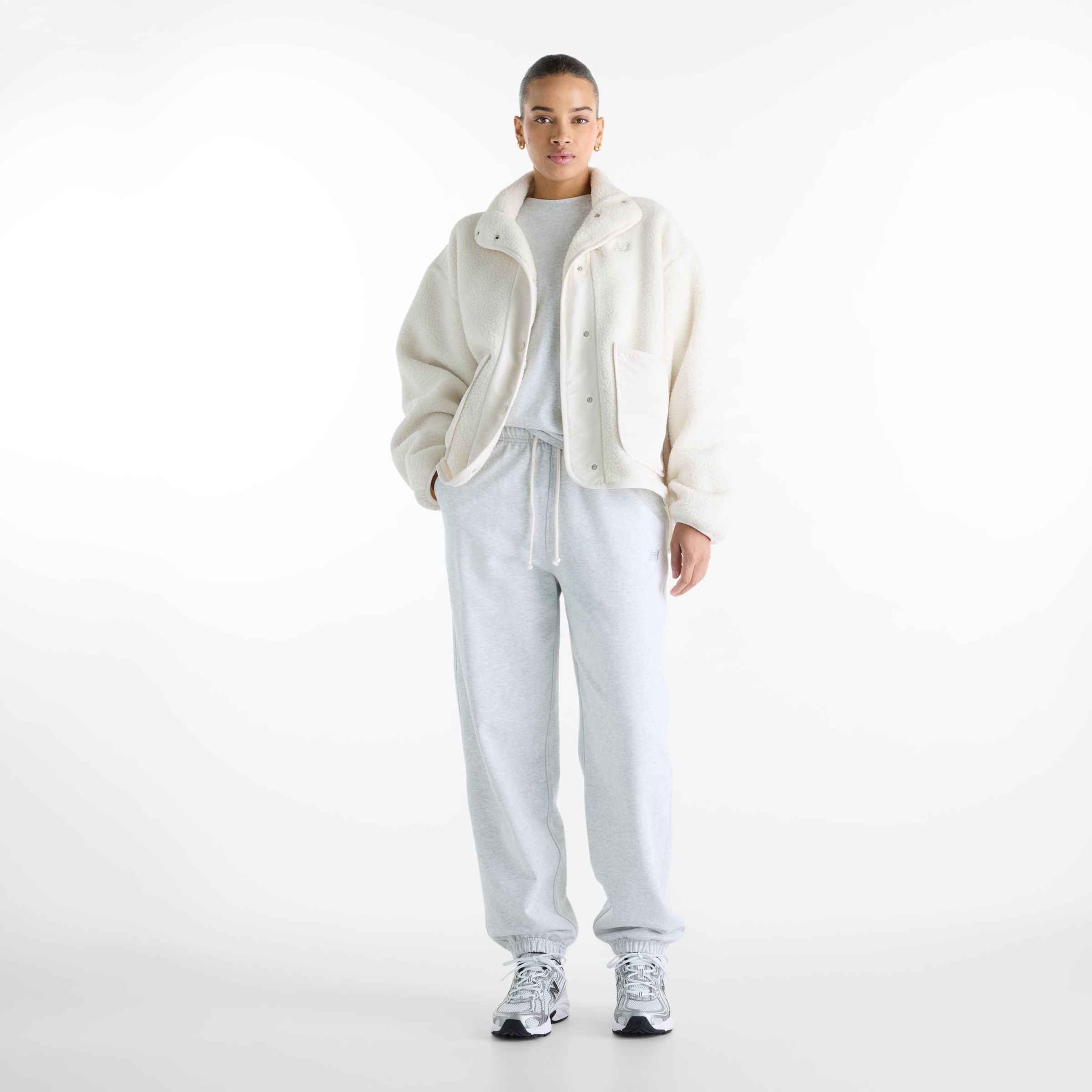 Nisaa is wearing size S and is 5'10"/177.8cm. Chest: 32"/81.28cm, Waist: 26"/66.04cm, Hips: 39"/99.06cm