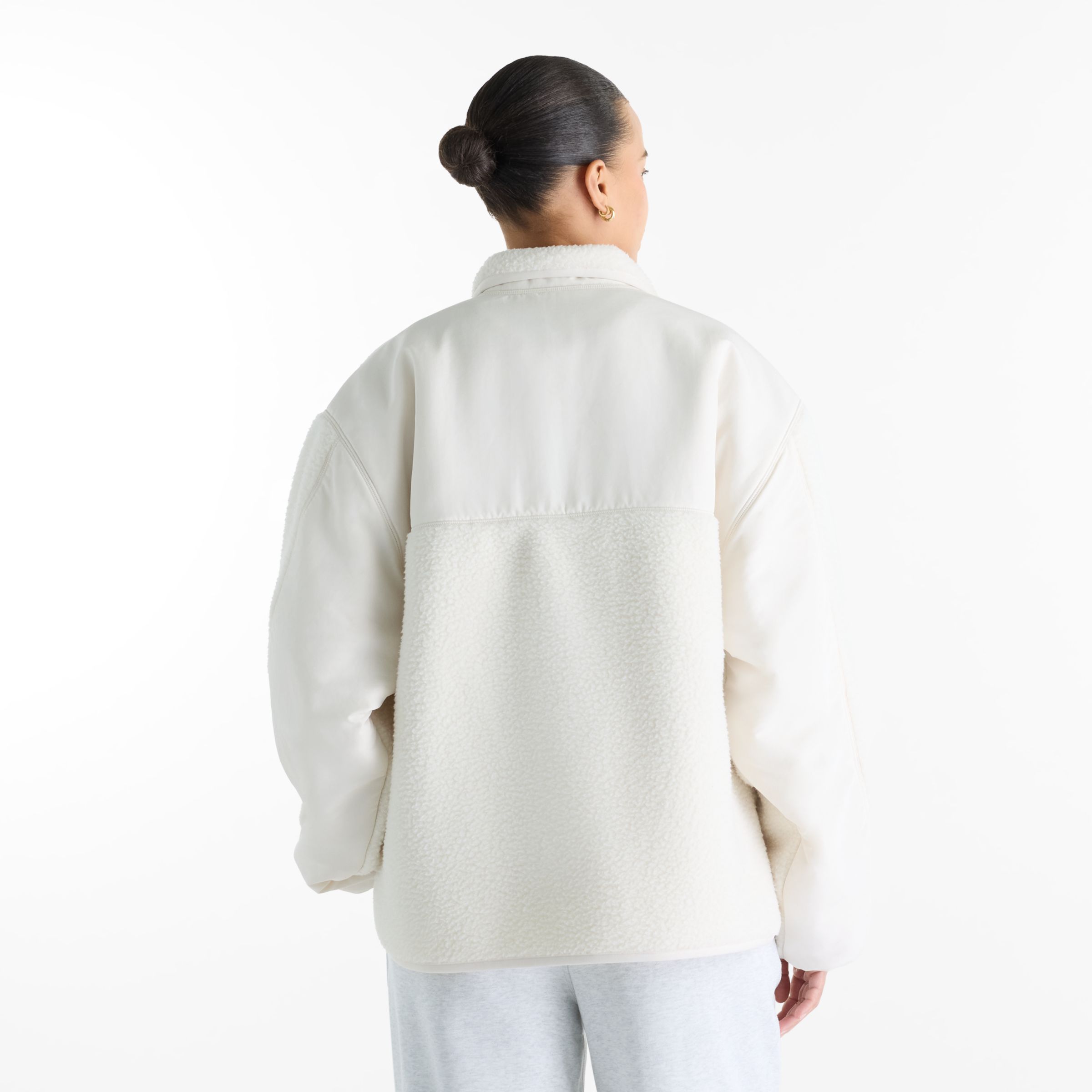 Nisaa is wearing size S and is 5'10"/177.8cm. Chest: 32"/81.28cm, Waist: 26"/66.04cm, Hips: 39"/99.06cm