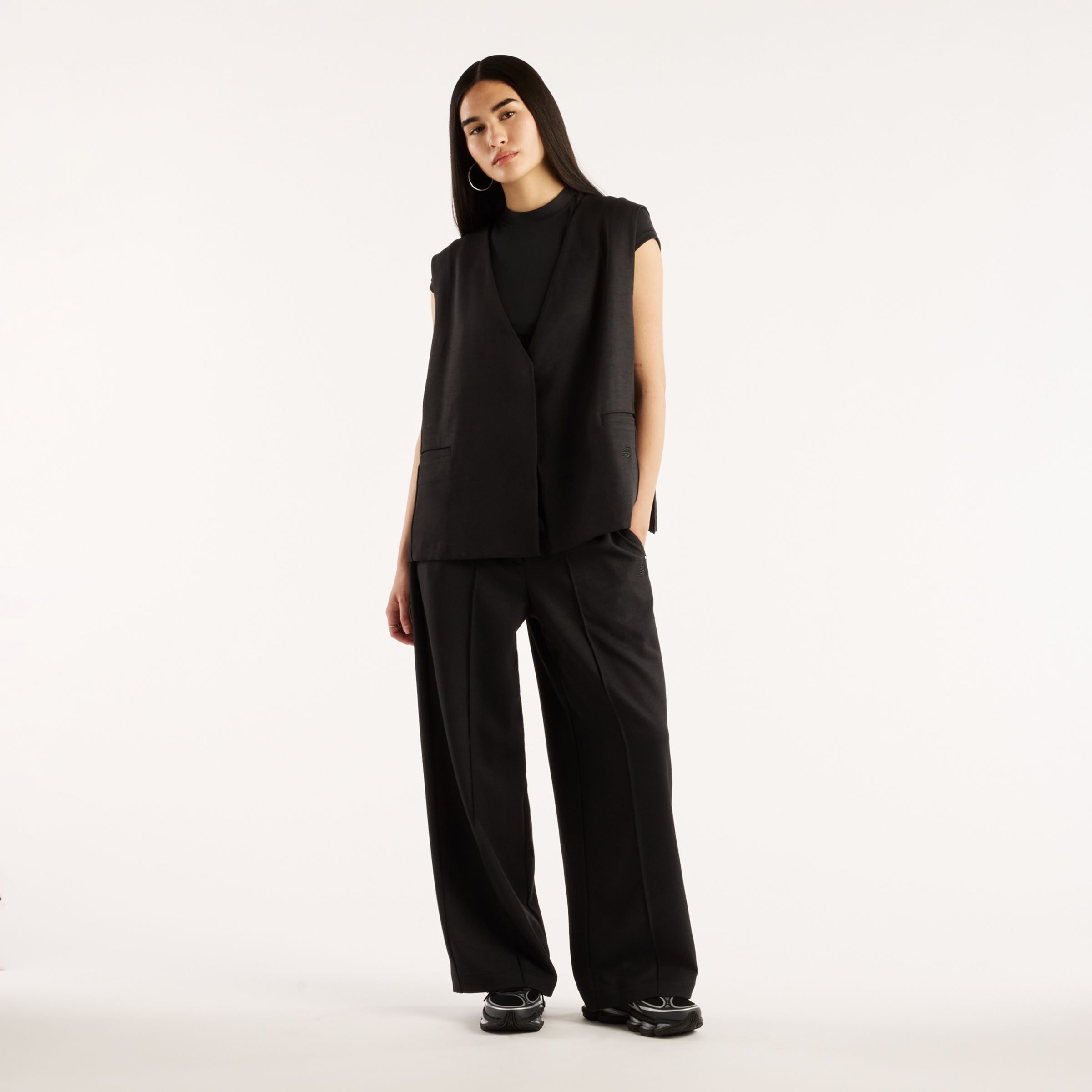 Augustina is wearing size S and is 5'7"/171cm. Chest: 32"/81cm, Waist: 24"/61cm, Hips: 36.25"/92cm