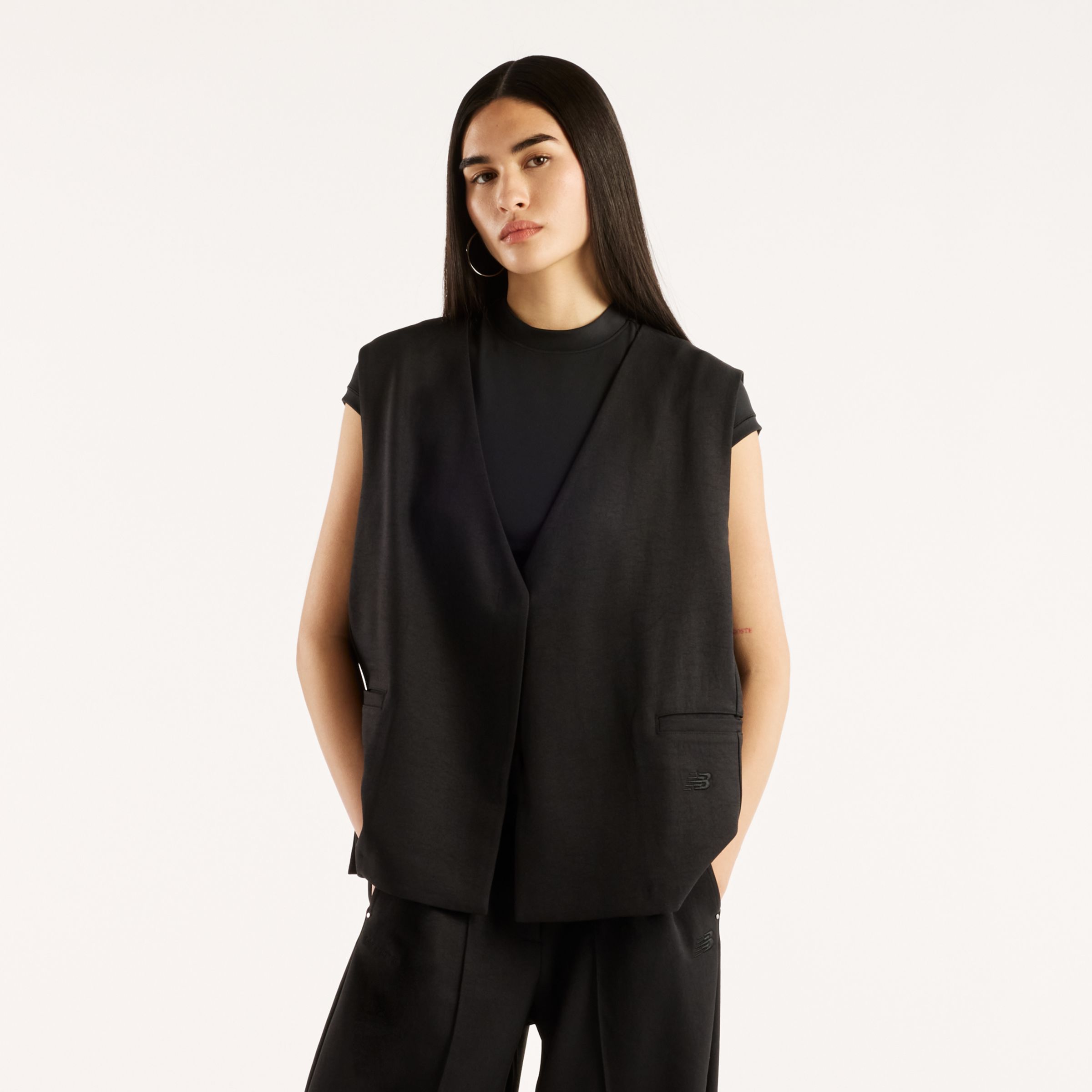 Augustina is wearing size S and is 5'7"/171cm. Chest: 32"/81cm, Waist: 24"/61cm, Hips: 36.25"/92cm