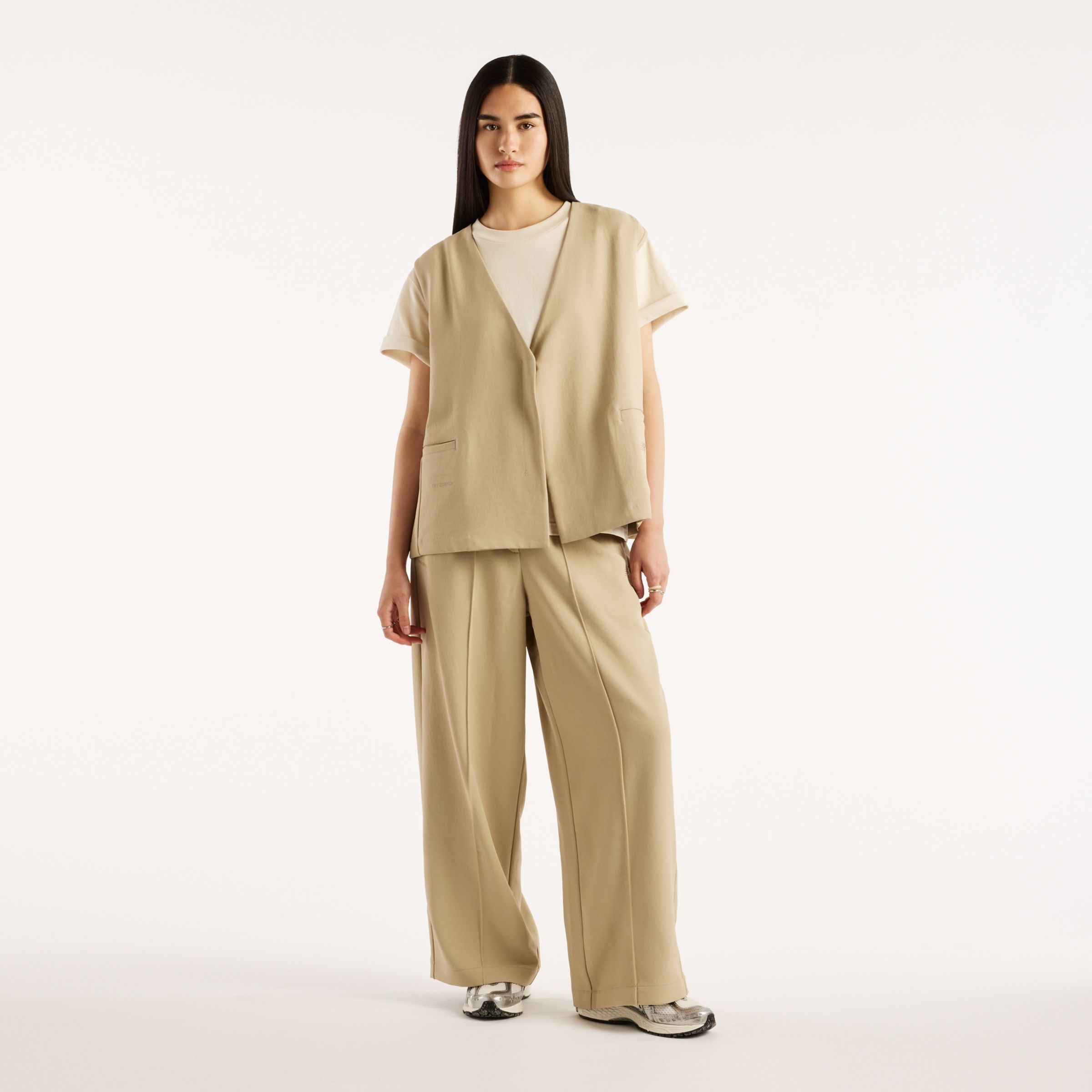 Augustina is wearing size S and is 5'7"/171cm. Chest: 32"/81cm, Waist: 24"/61cm, Hips: 36.25"/92cm