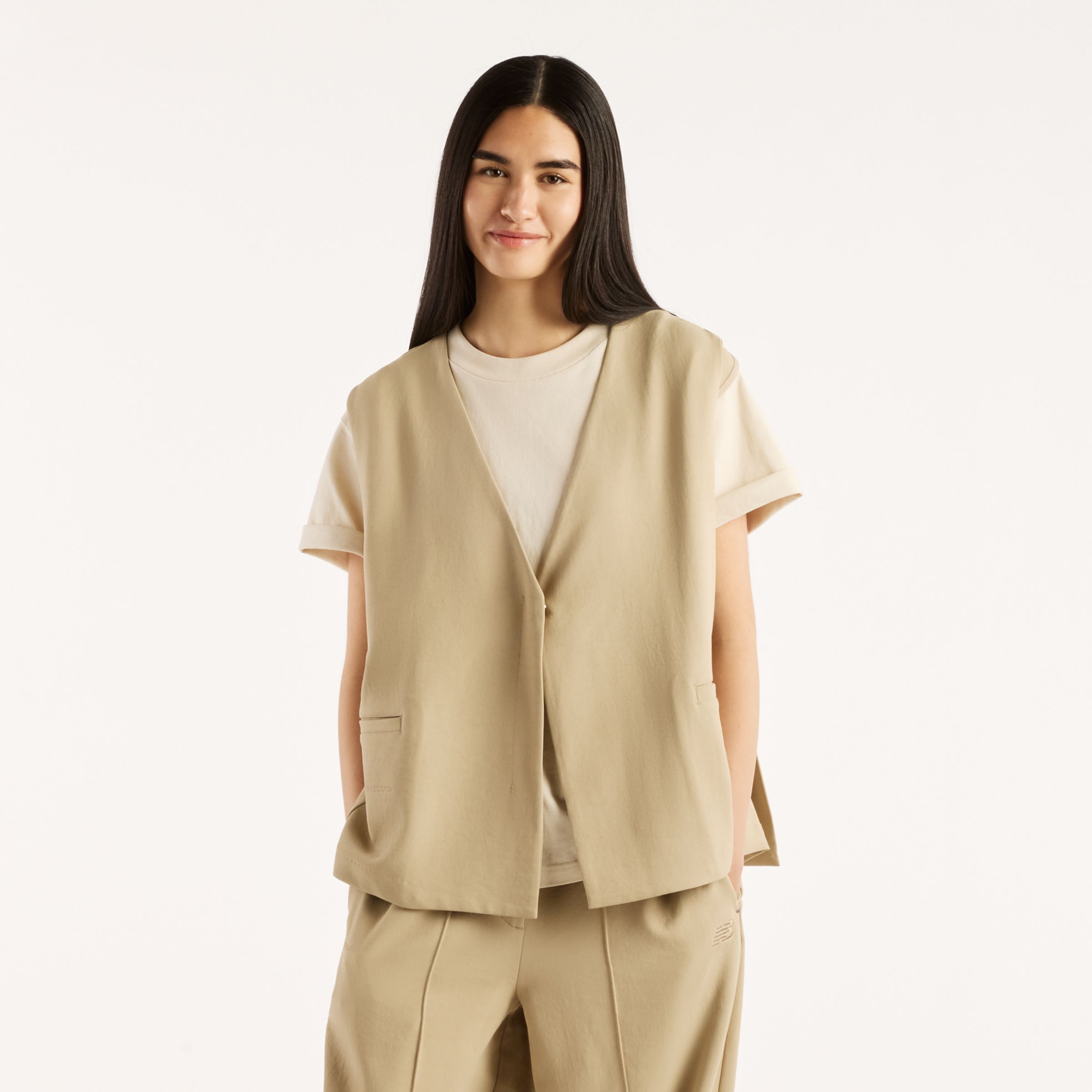 Augustina is wearing size S and is 5'7"/171cm. Chest: 32"/81cm, Waist: 24"/61cm, Hips: 36.25"/92cm