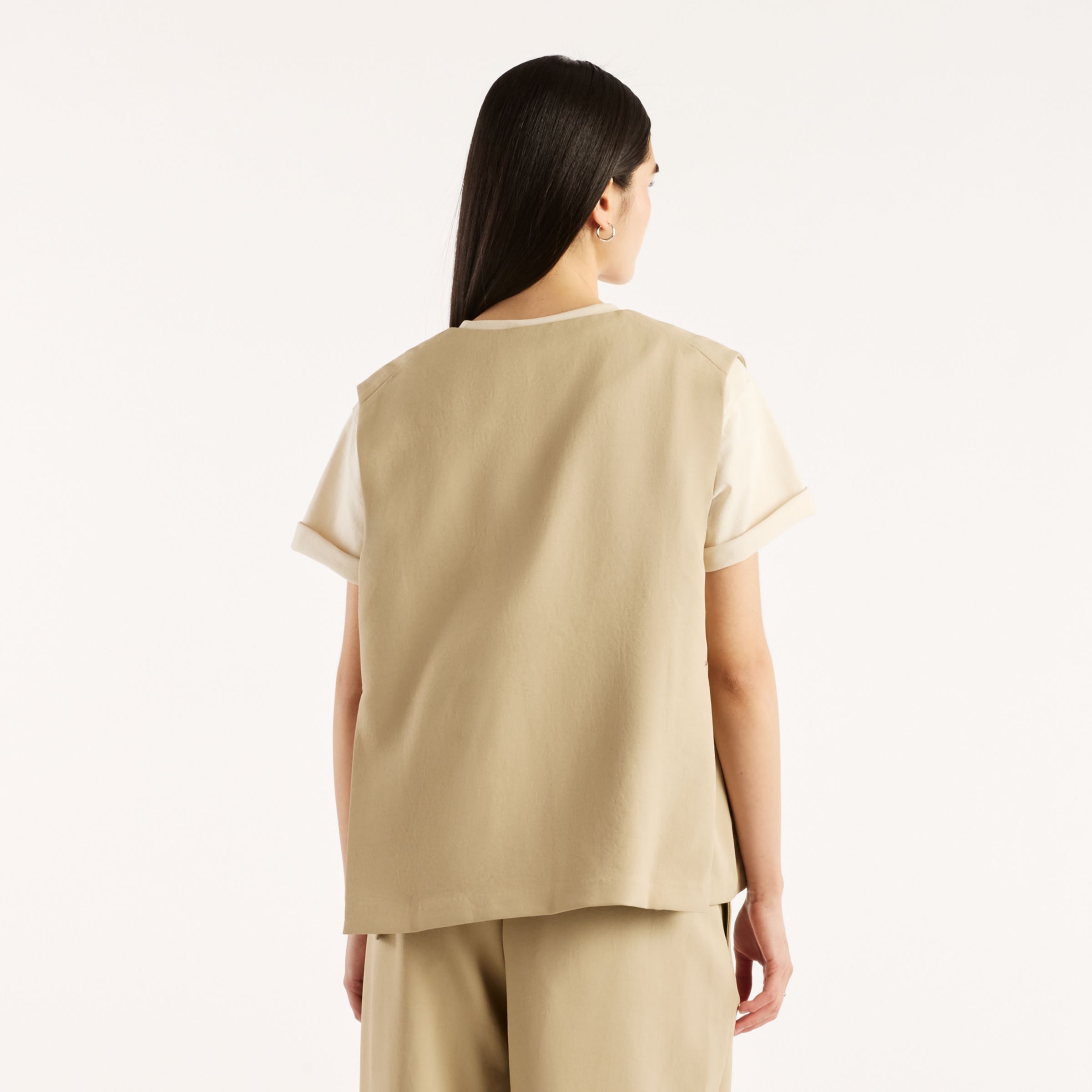 Augustina is wearing size S and is 5'7"/171cm. Chest: 32"/81cm, Waist: 24"/61cm, Hips: 36.25"/92cm