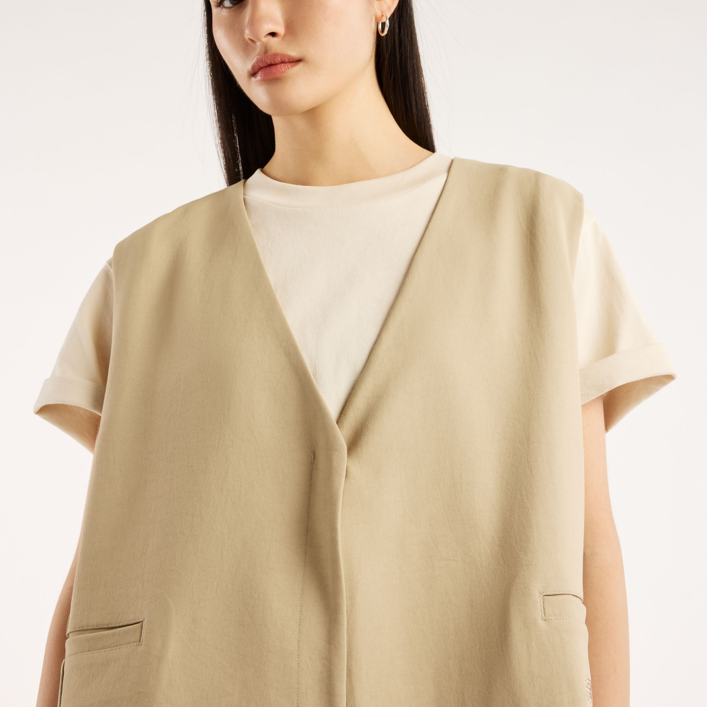 Augustina is wearing size S and is 5'7"/171cm. Chest: 32"/81cm, Waist: 24"/61cm, Hips: 36.25"/92cm