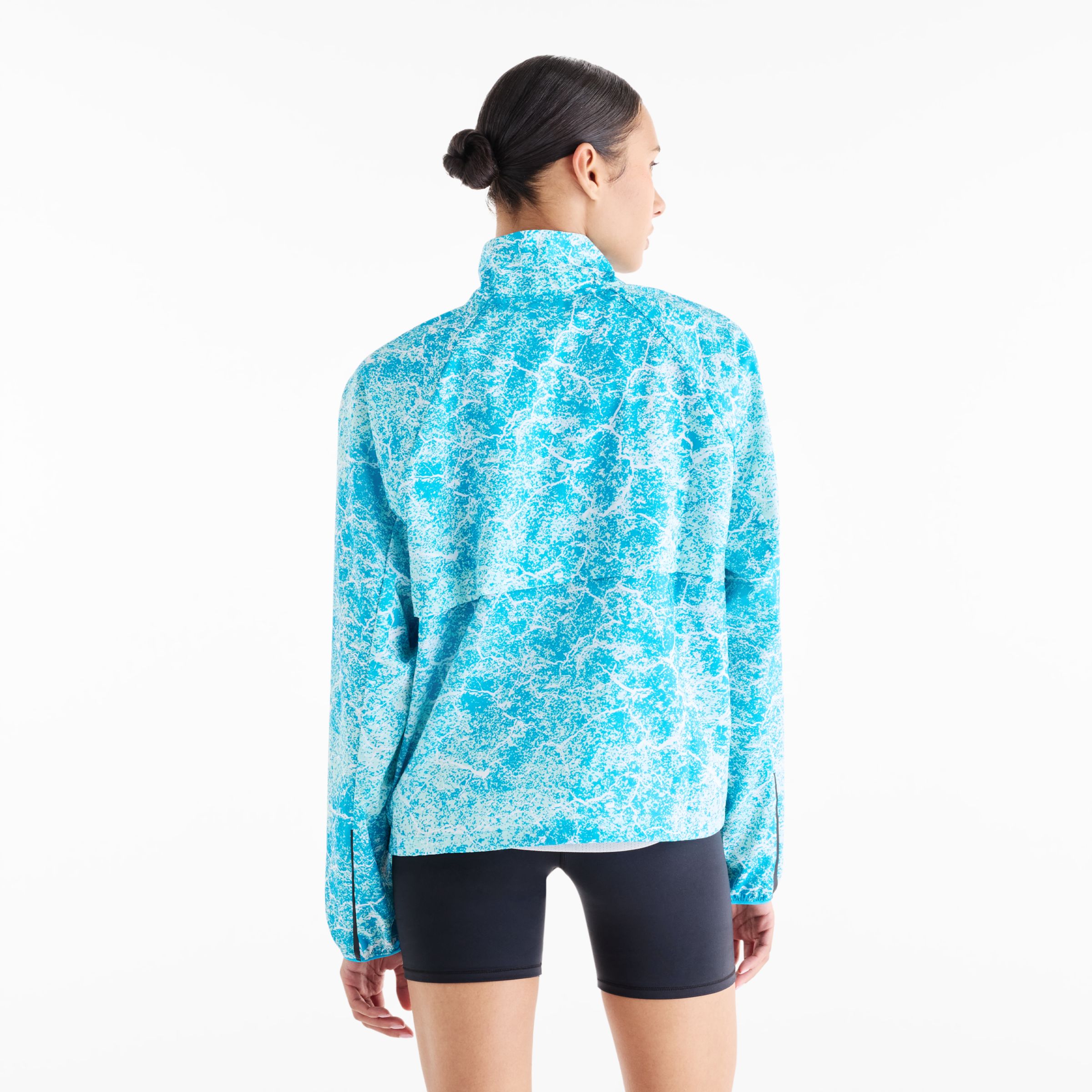 Lola is wearing size S and is 5'8"/172.72cm. Chest: 31.5"/80.01cm, Waist: 25.5"/64.77cm, Hips: 36"/91.44cm