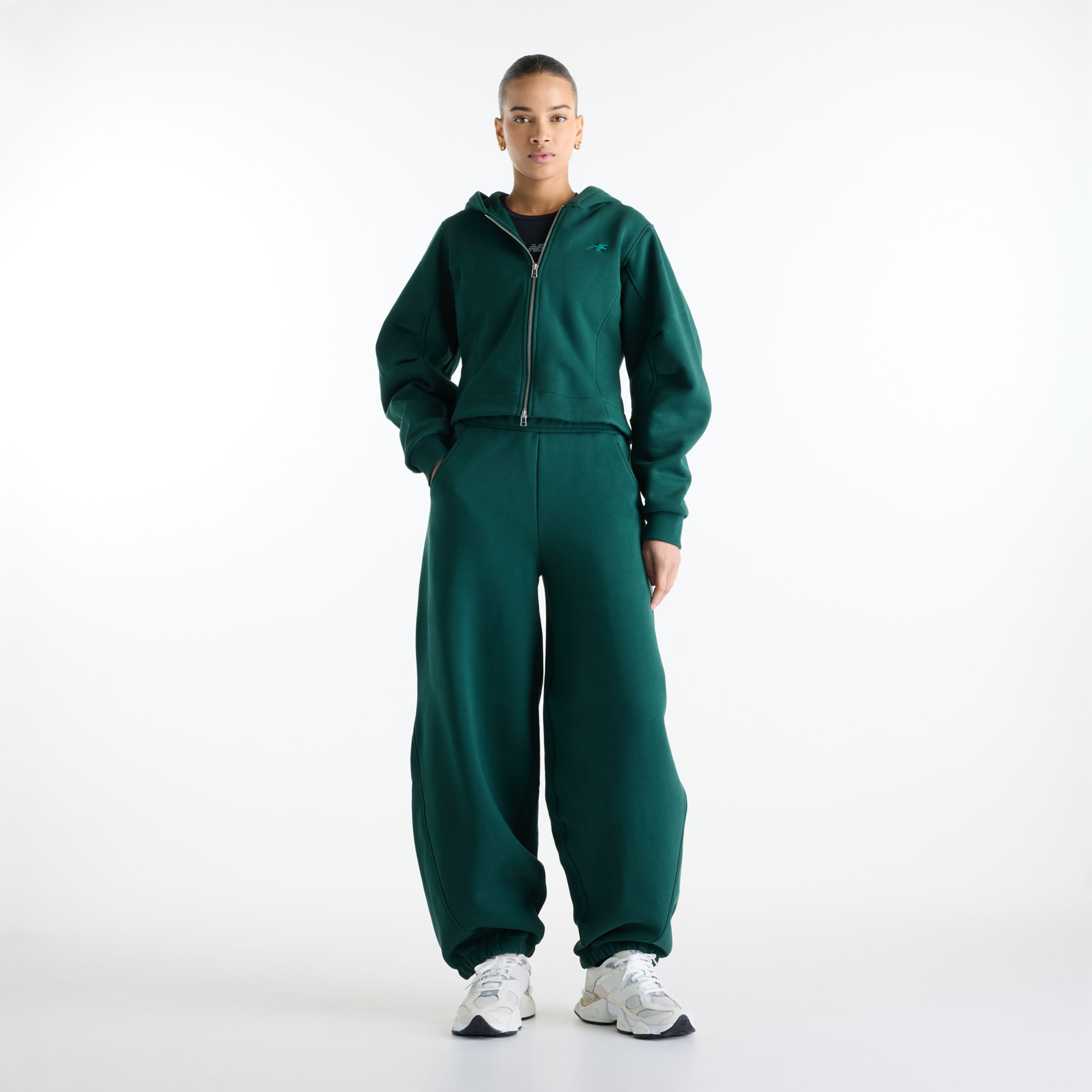 Nisaa is wearing size S and is 5'10"/177.8cm. Chest: 32"/81.28cm, Waist: 26"/66.04cm, Hips: 39"/99.06cm