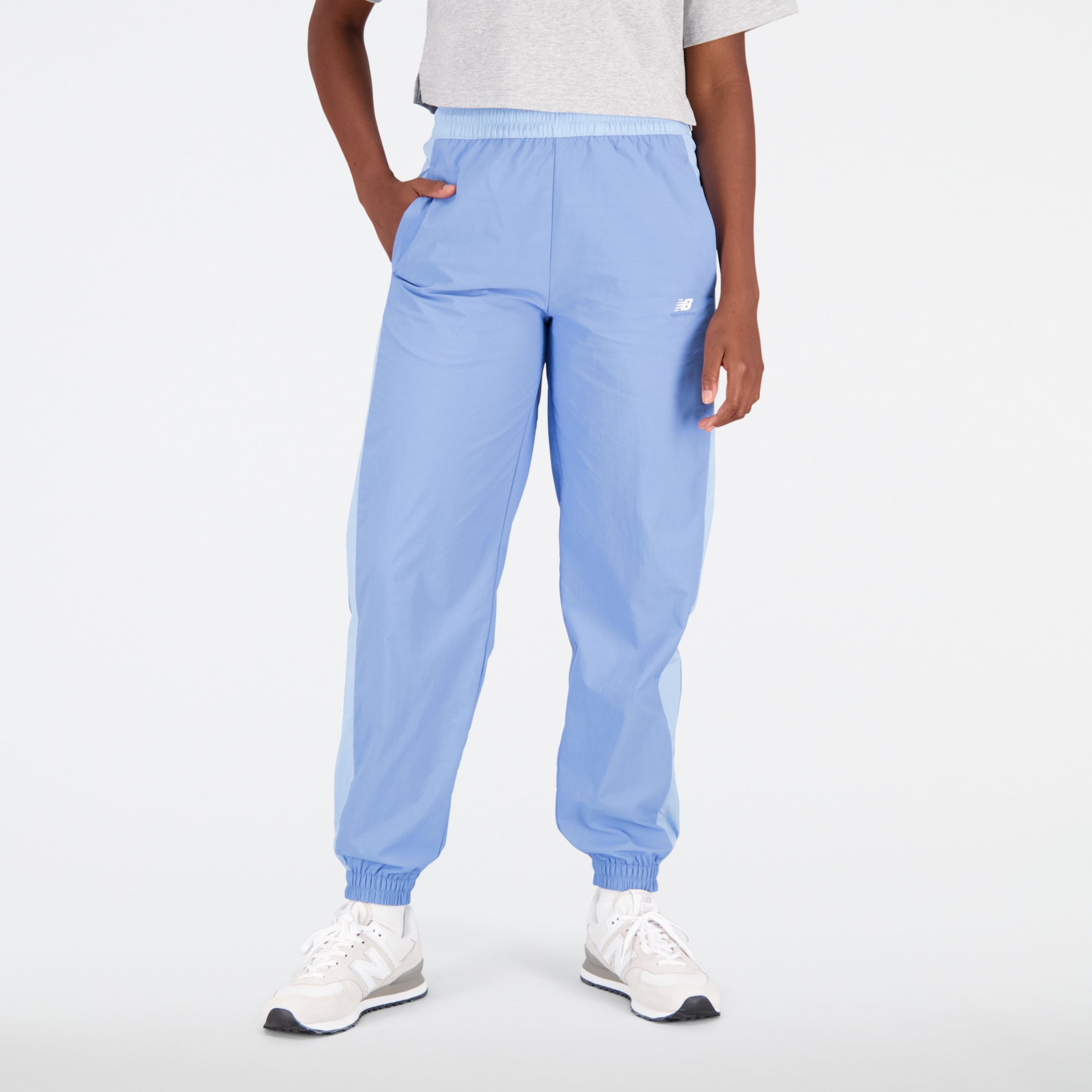 New Balance Femme Pantalons Athletics Remastered Woven Pant en Blue/Bleu, Polywoven, Taille M