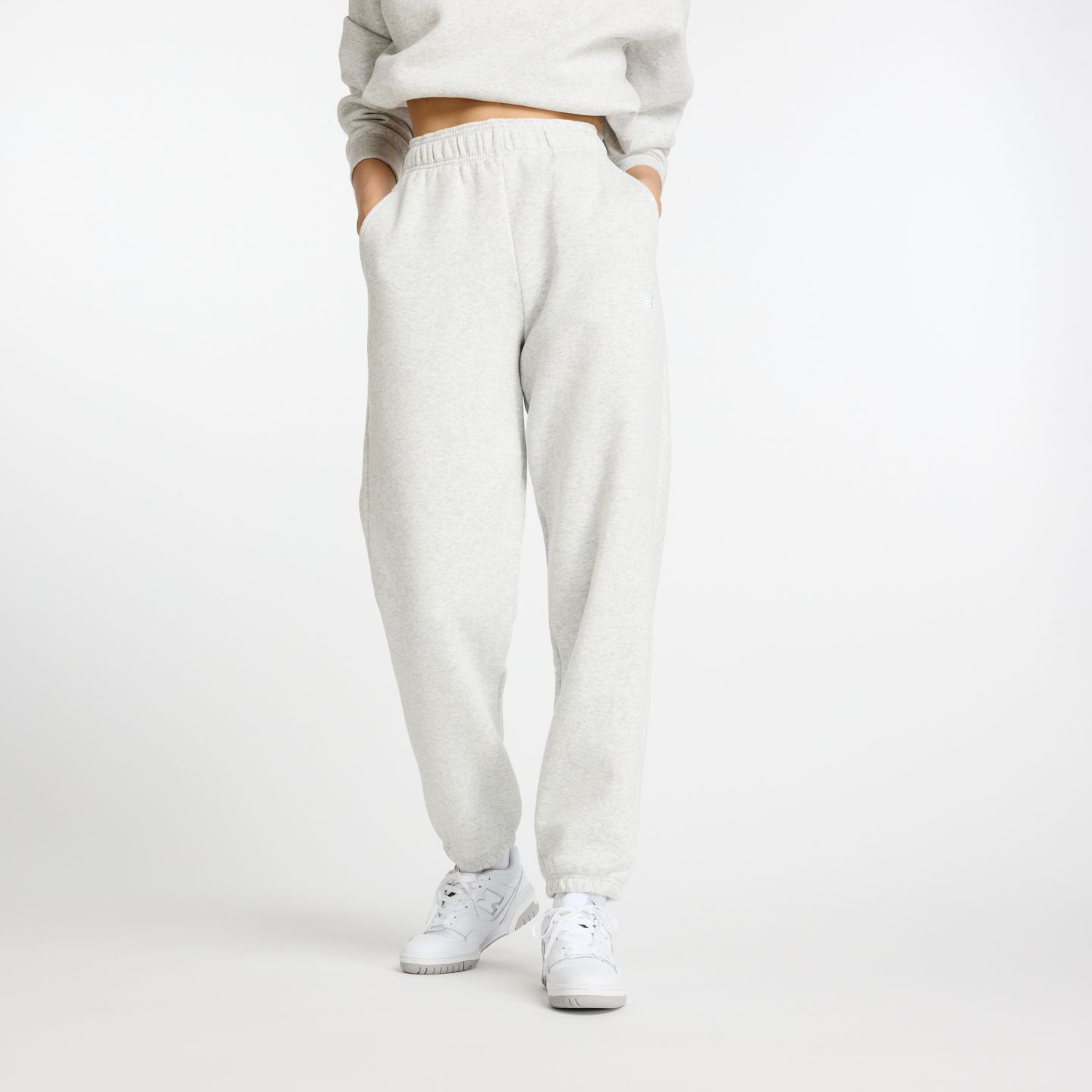Женские брюки New Balance Sport Essentials Fleece Jogger, цвет: Пепельный меланжевый — фото 1