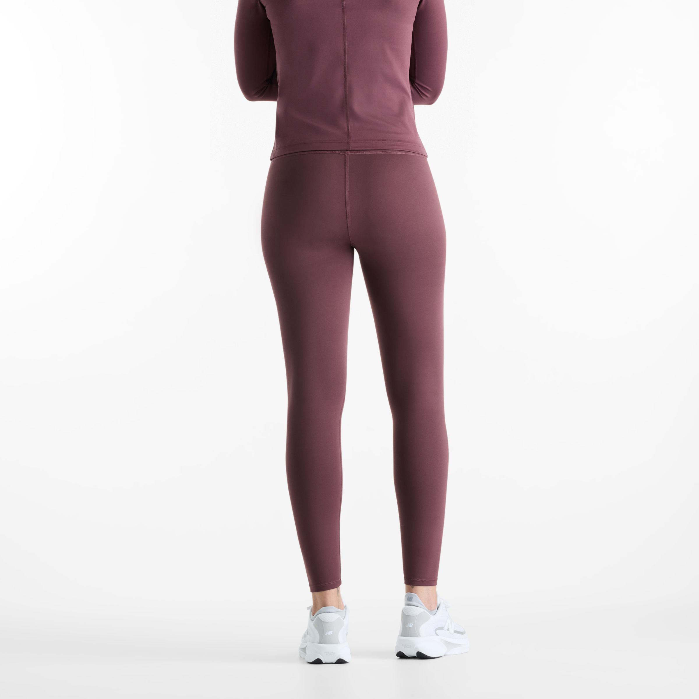 Nisaa is wearing size S and is 5'10"/177.8cm. Chest: 32"/81.28cm, Waist: 26"/66.04cm, Hips: 39"/99.06cm