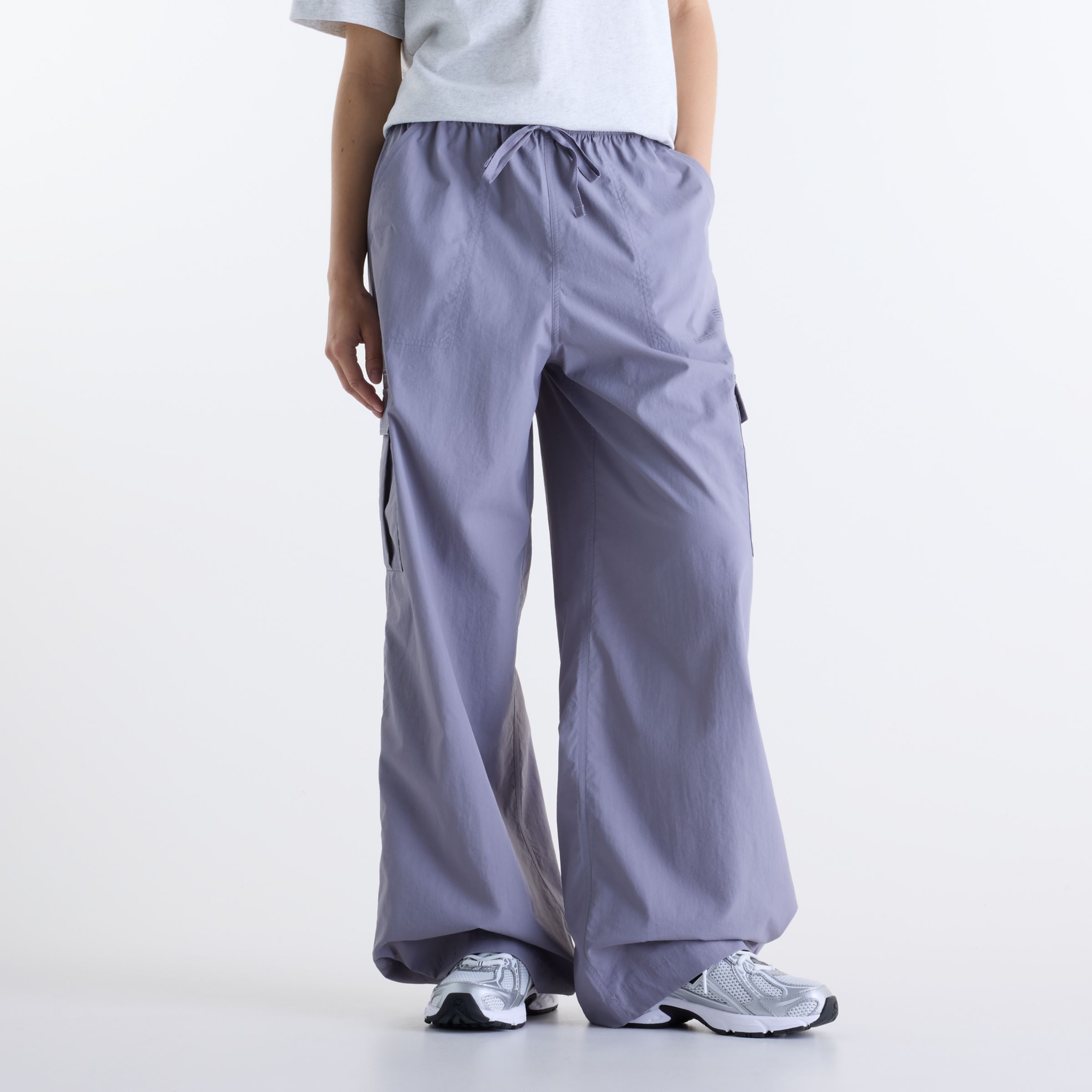 Gemma is wearing size S and is 5'7"/170.18cm. Chest: 30.5"/77.47cm, Waist: 24"/60.96cm, Hips: 35"/88.9cm