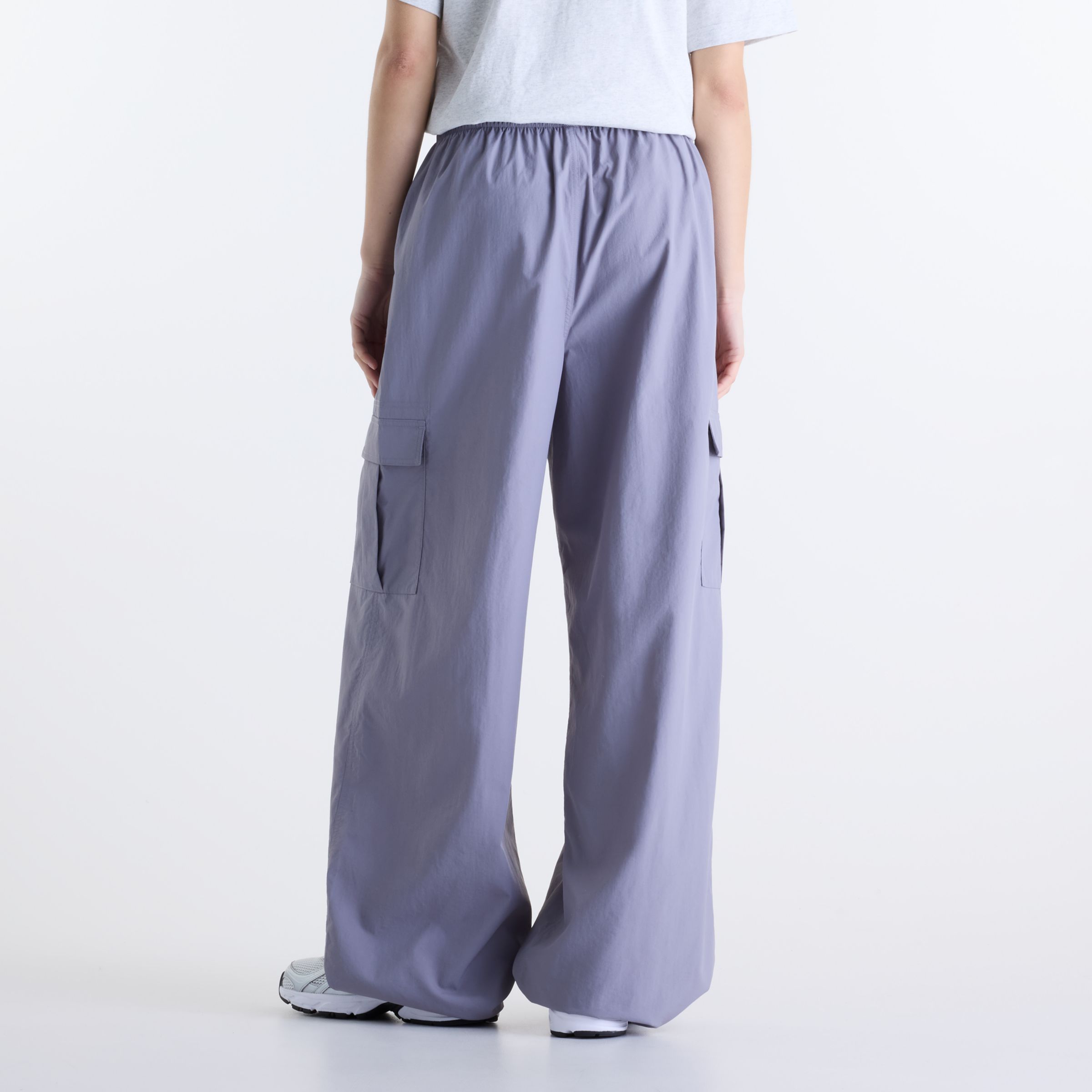 Gemma is wearing size S and is 5'7"/170.18cm. Chest: 30.5"/77.47cm, Waist: 24"/60.96cm, Hips: 35"/88.9cm