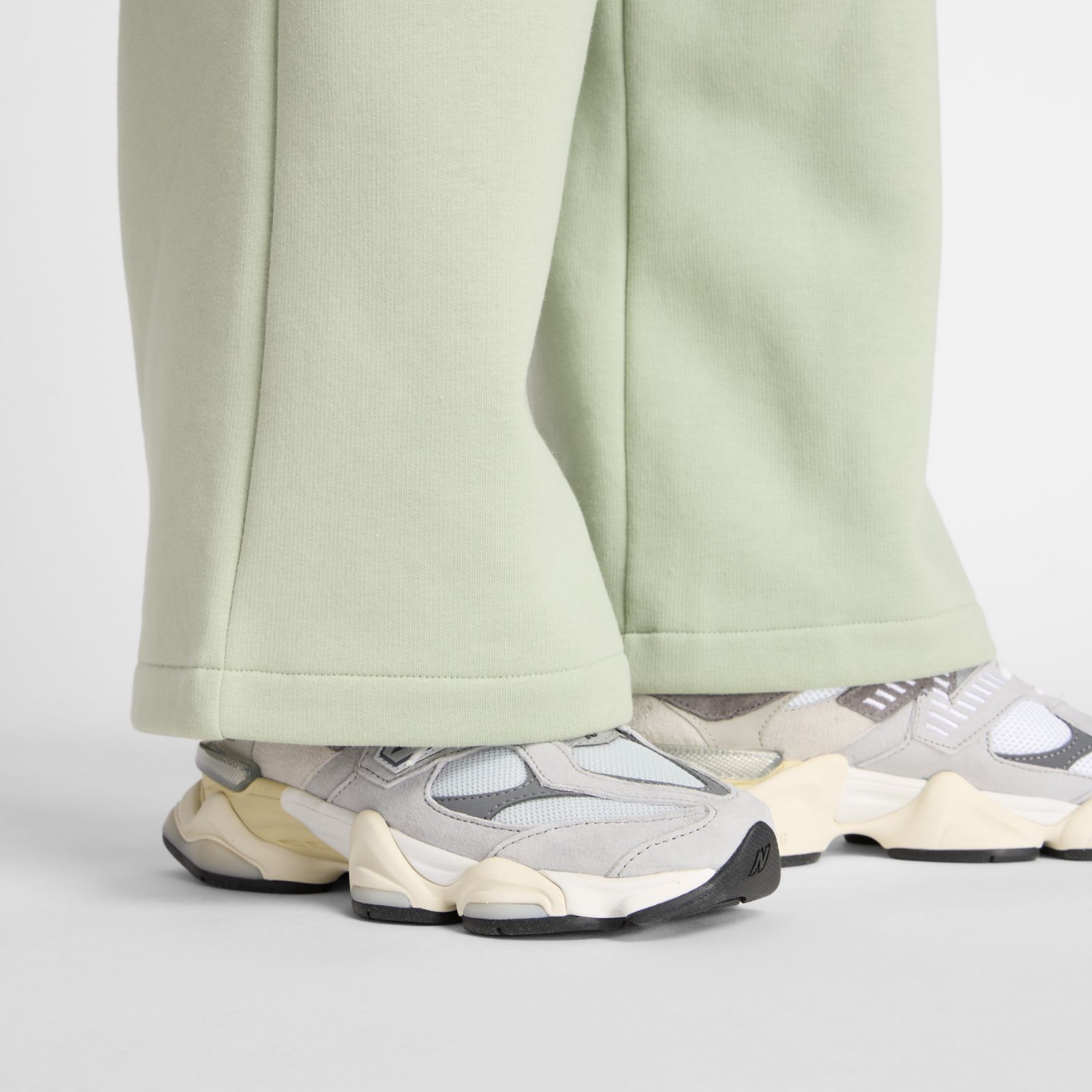 Женские брюки New Balance Linear Heritage Fleece Wide Leg Pant — фото 7