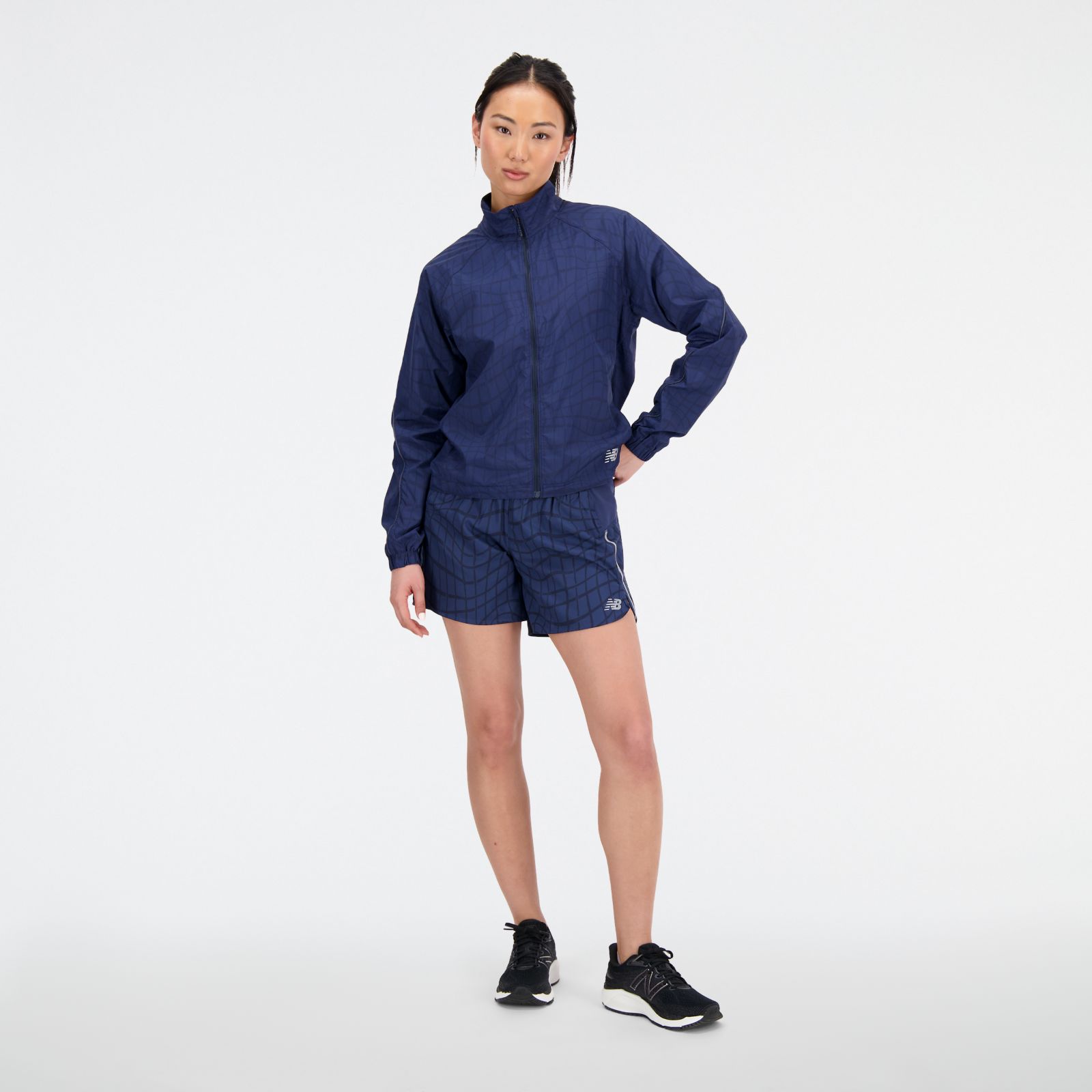 Женские брюки New Balance Printed Impact Run 5 Inch Short — фото 2