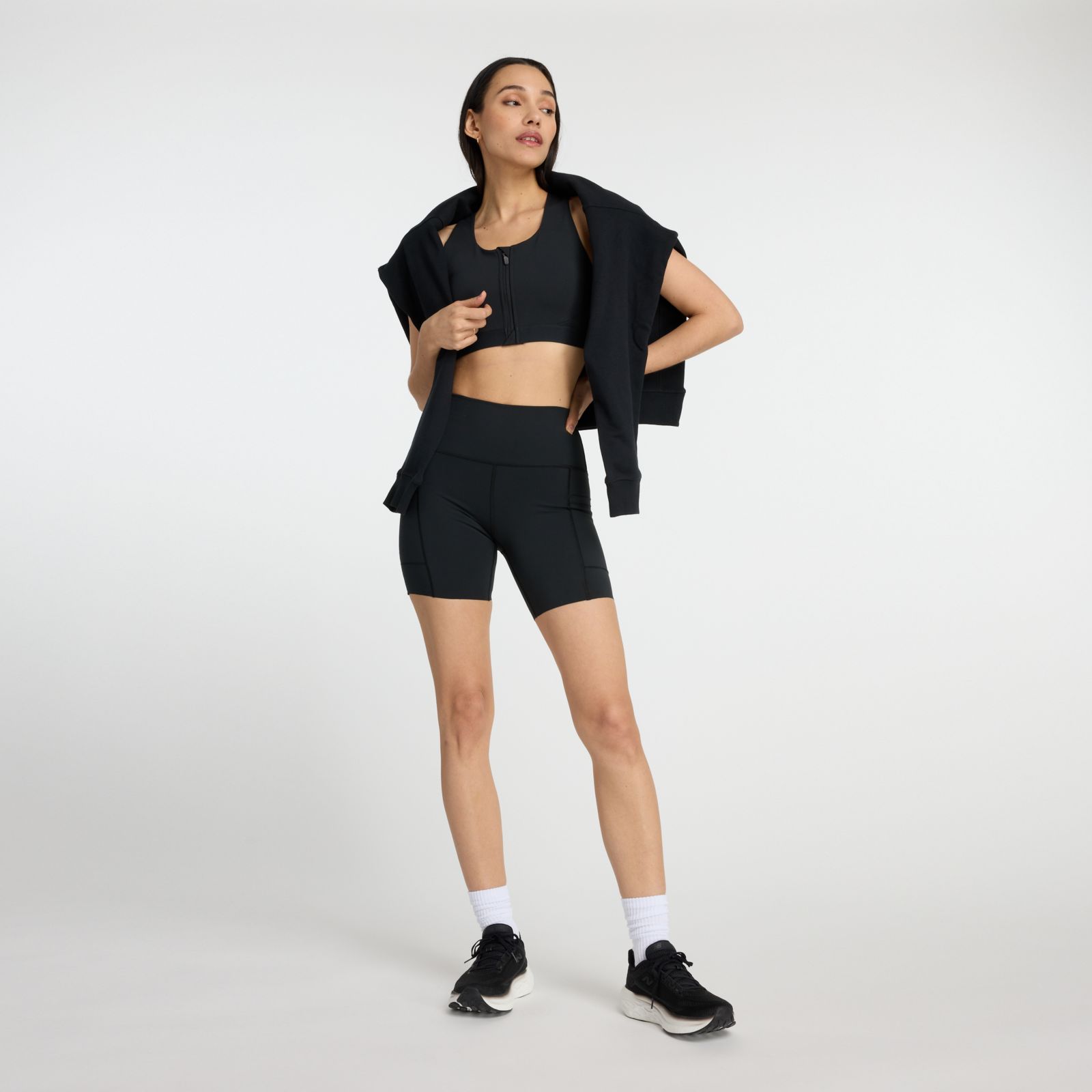 Женские брюки New Balance NB Sleek Pocket High Rise Short 6" — фото 8