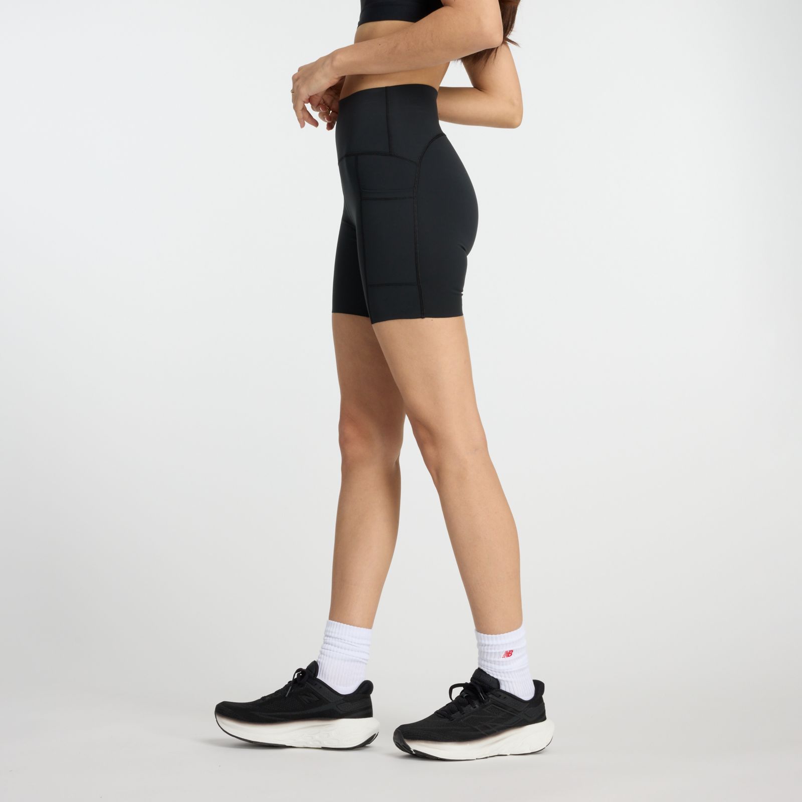Женские брюки New Balance NB Sleek Pocket High Rise Short 6" — фото 5