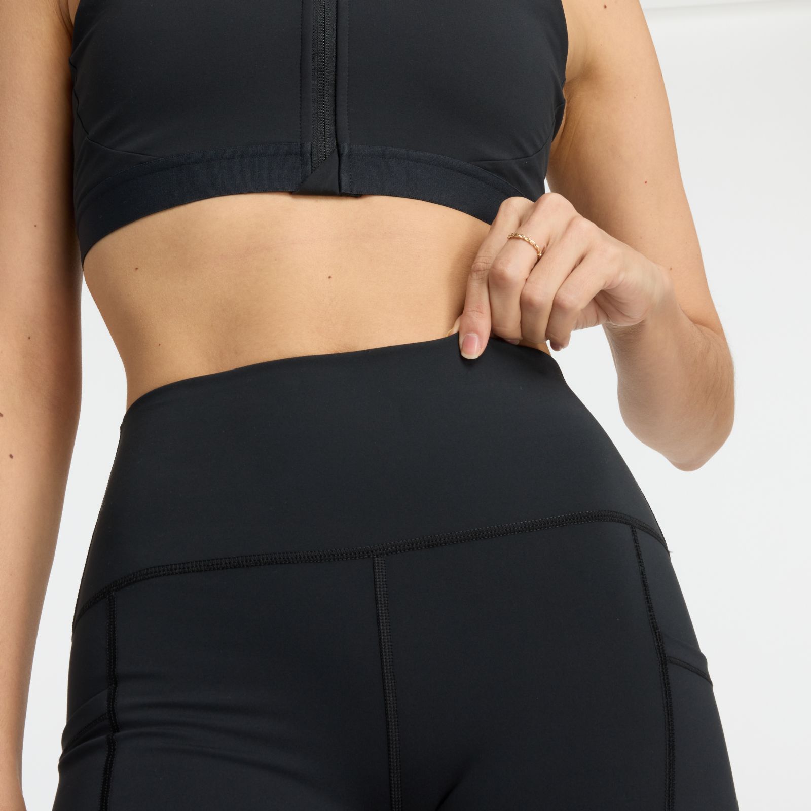 Женские брюки New Balance NB Sleek Pocket High Rise Short 6" — фото 3