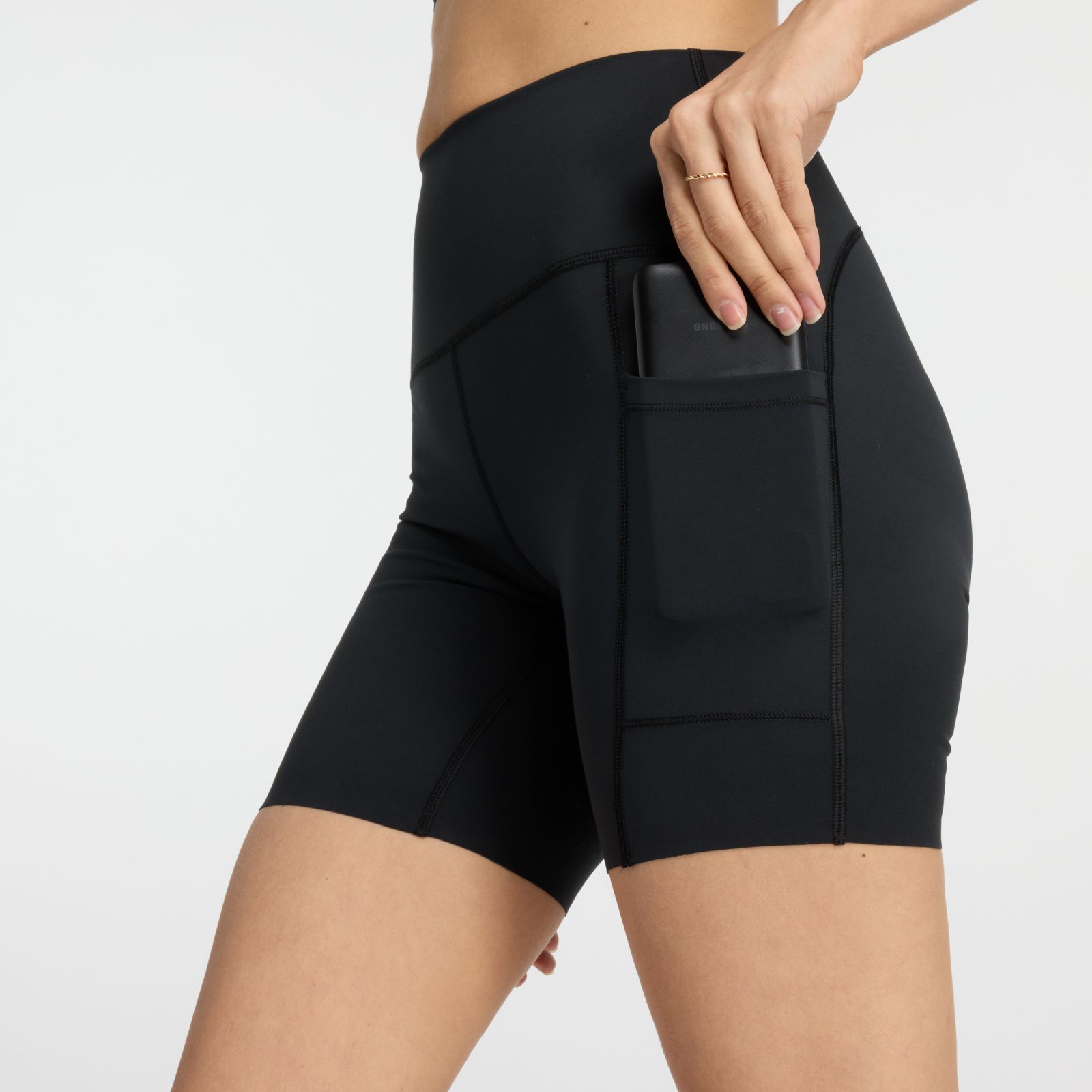 Женские брюки New Balance NB Sleek Pocket High Rise Short 6" — фото 2