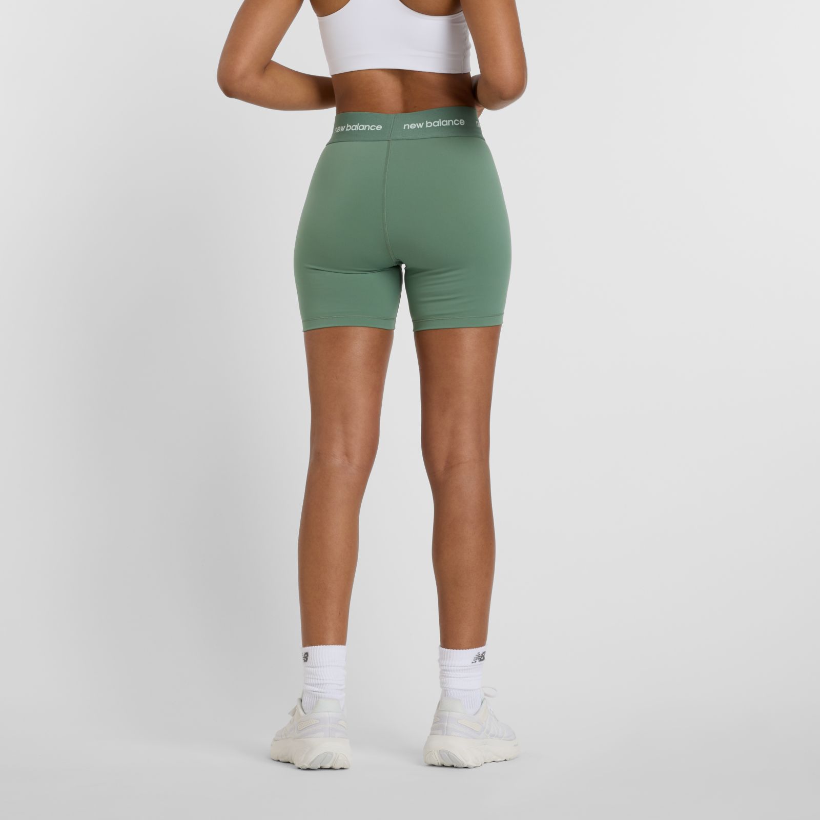 Женские брюки New Balance NB Sleek High Rise Sport Short 5" — фото 3