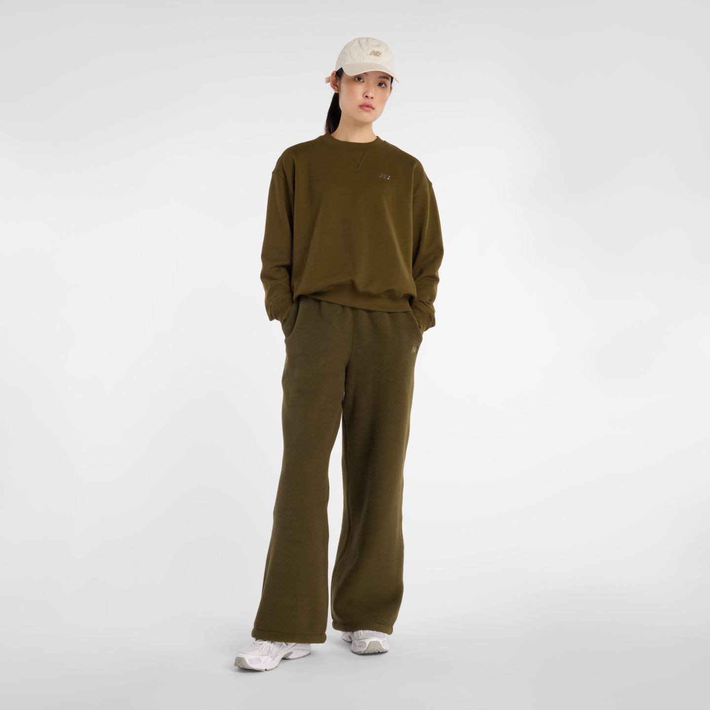 Женские худи New Balance Athletics French Terry Crew, цвет: Woodland — фото 2