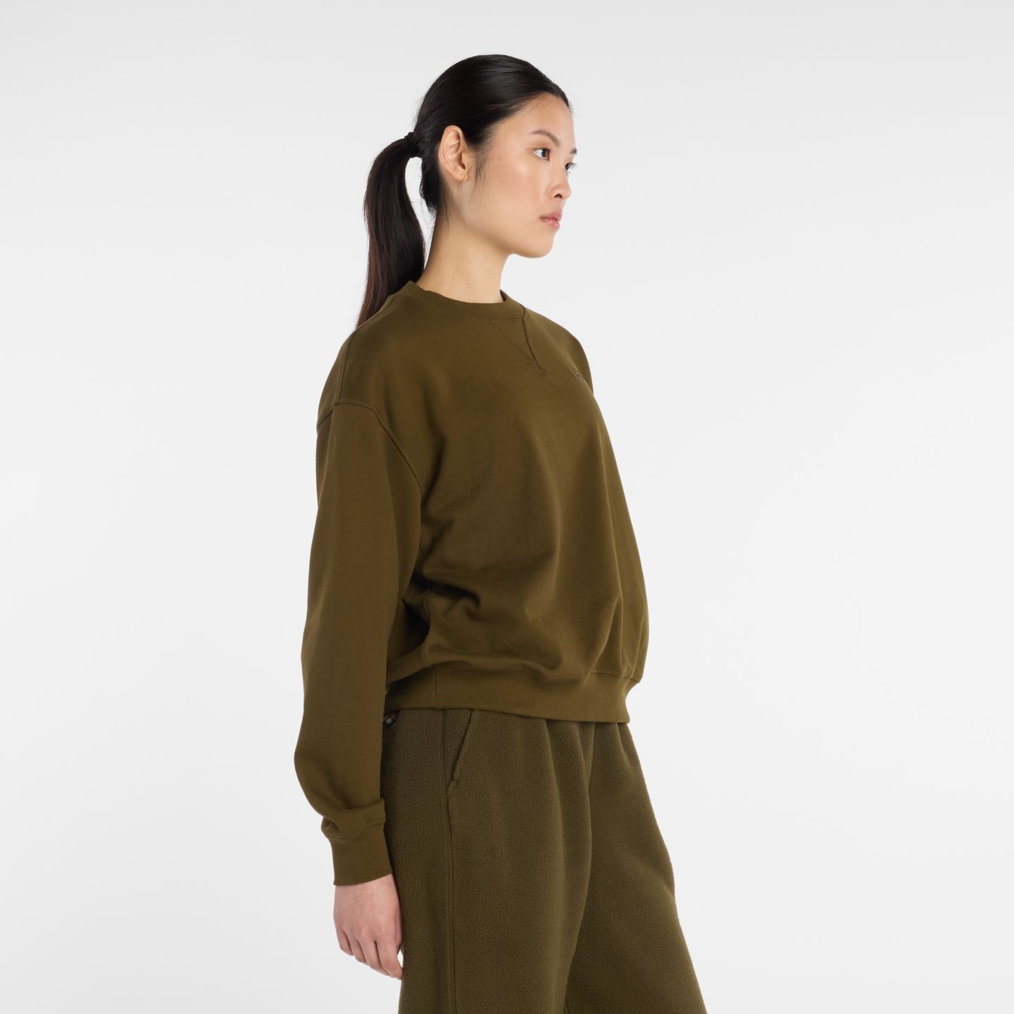 Женские худи New Balance Athletics French Terry Crew, цвет: Woodland — фото 4