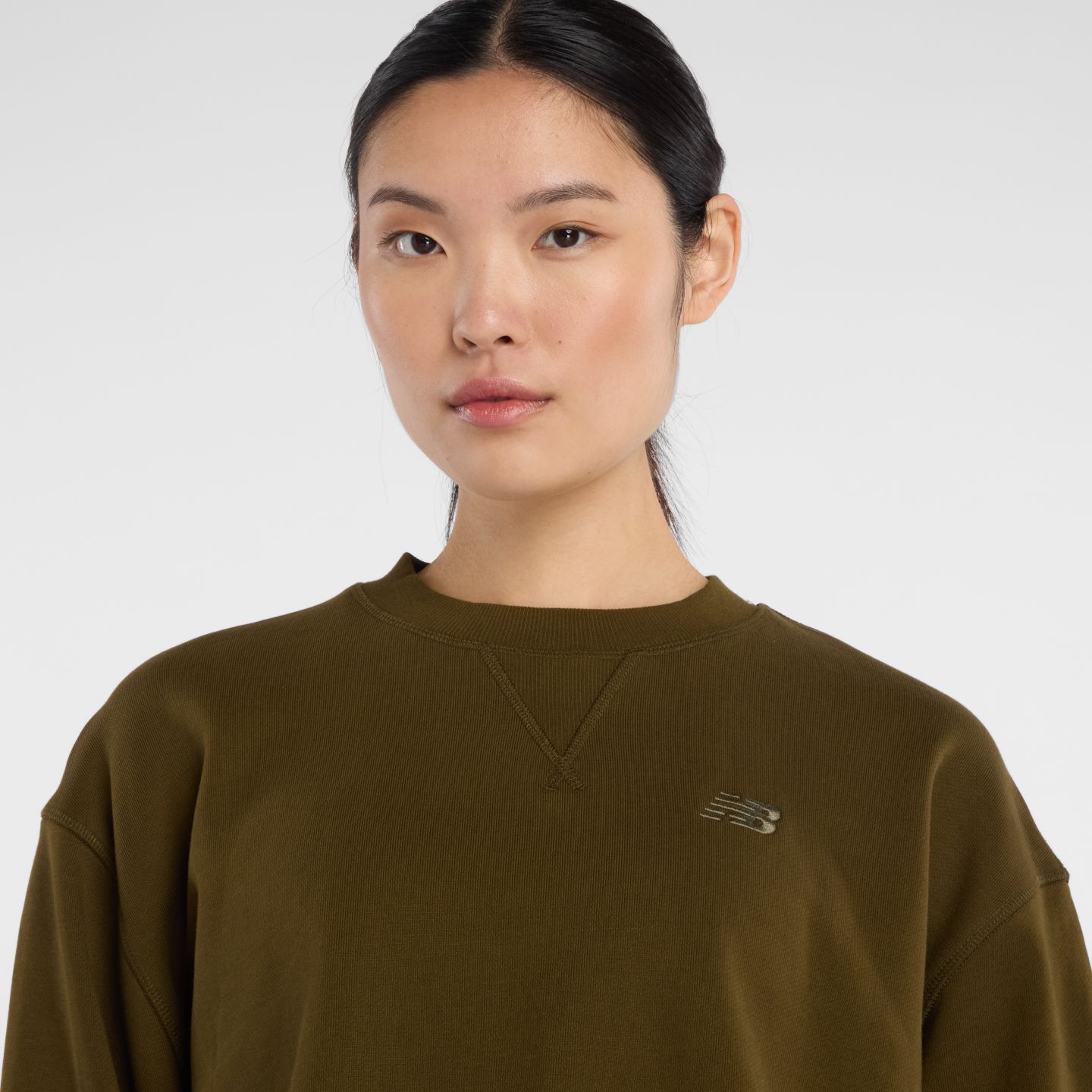 Женские худи New Balance Athletics French Terry Crew, цвет: Woodland — фото 3