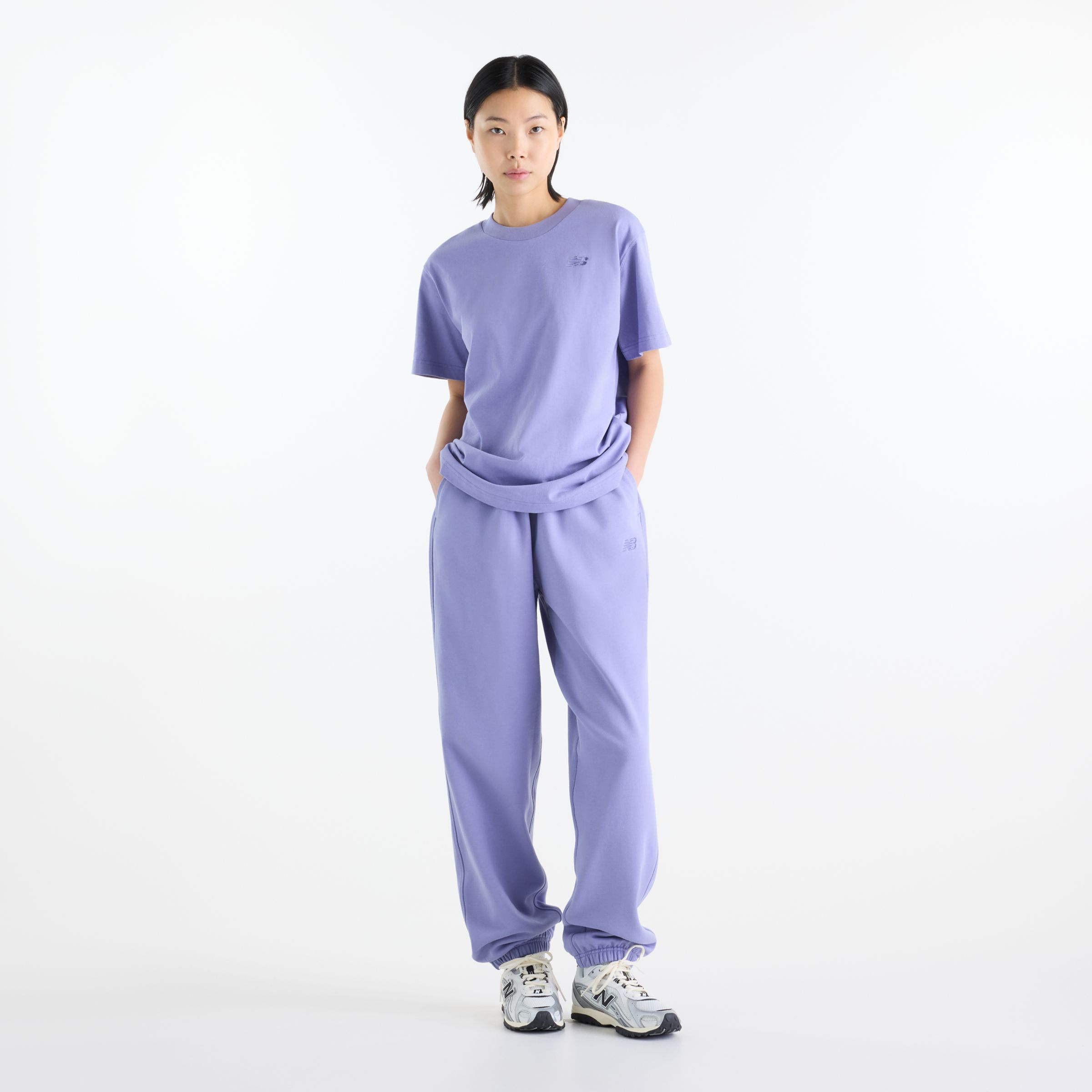 Suhyun Shin is wearing size S and is 5'7"/170.18cm. Chest: 30"/76.2cm, Waist: 24"/60.96cm, Hips: 35"/88.9cm
