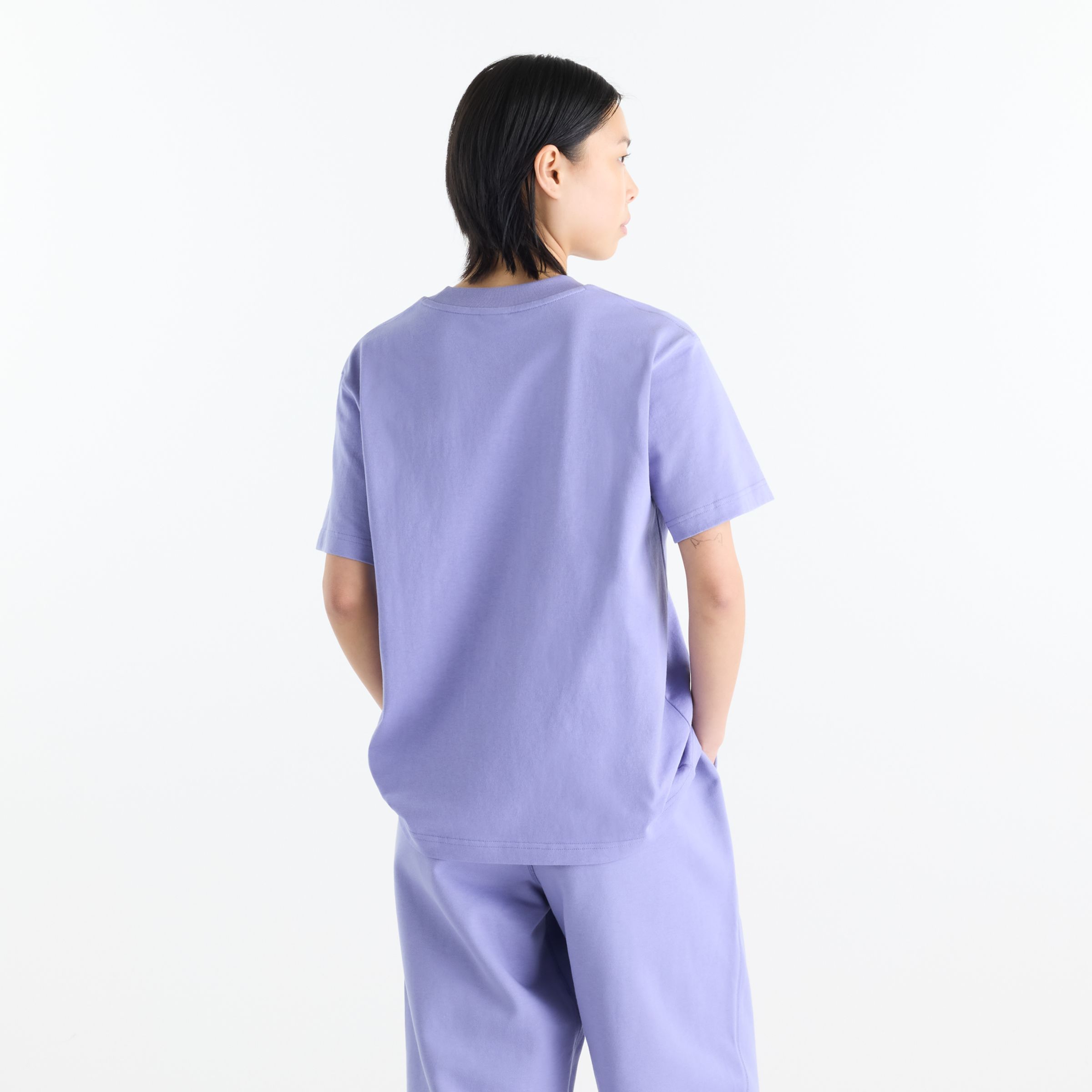 Suhyun Shin is wearing size S and is 5'7"/170.18cm. Chest: 30"/76.2cm, Waist: 24"/60.96cm, Hips: 35"/88.9cm