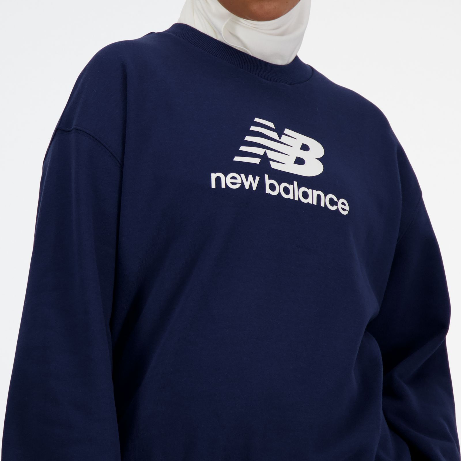 Женские худи New Balance Sport Essentials French Terry Logo Crew — фото 2