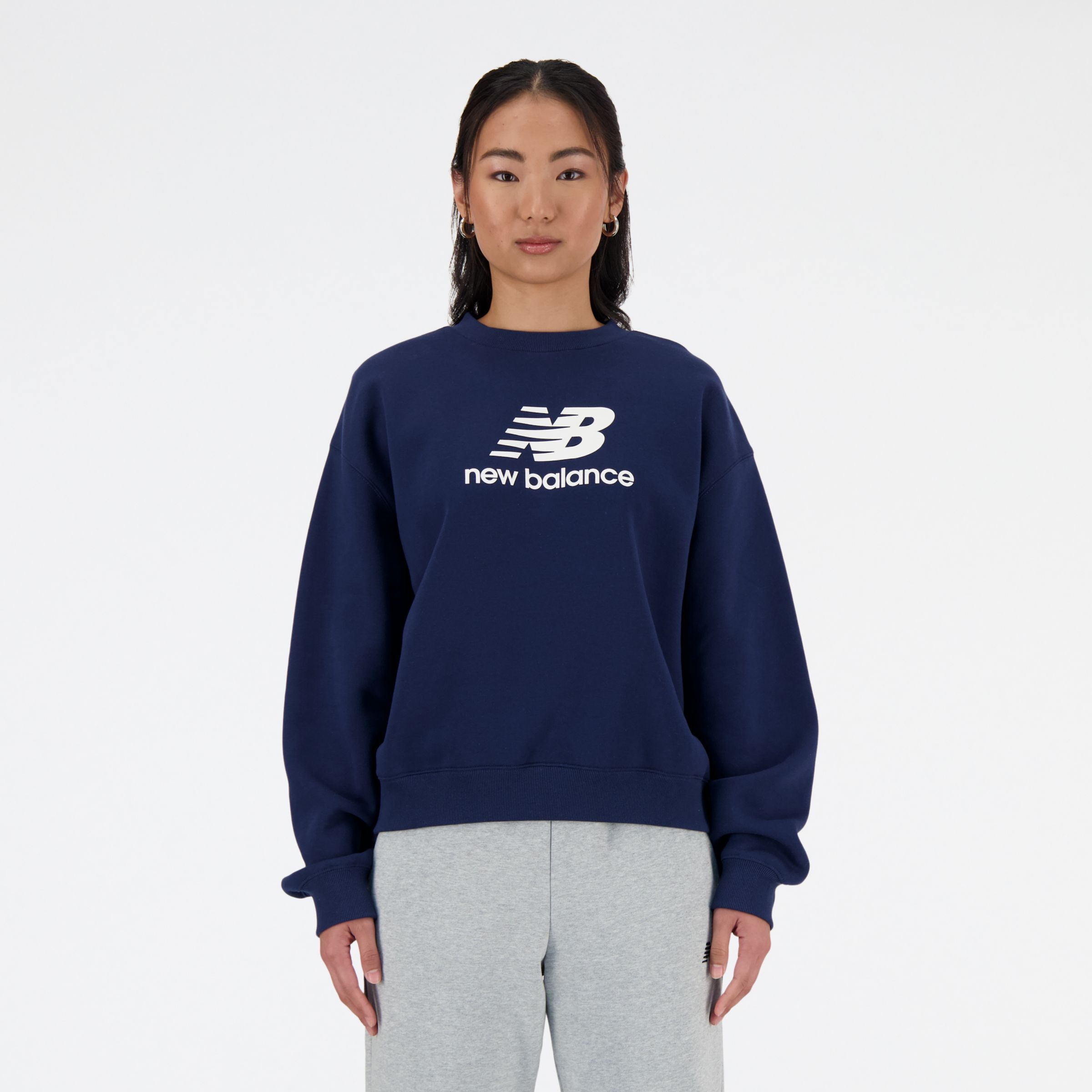 NEW BALANCE WOMEN'S SPORT ESSENTIALS FLEECE LOGO CREW SHIRT 