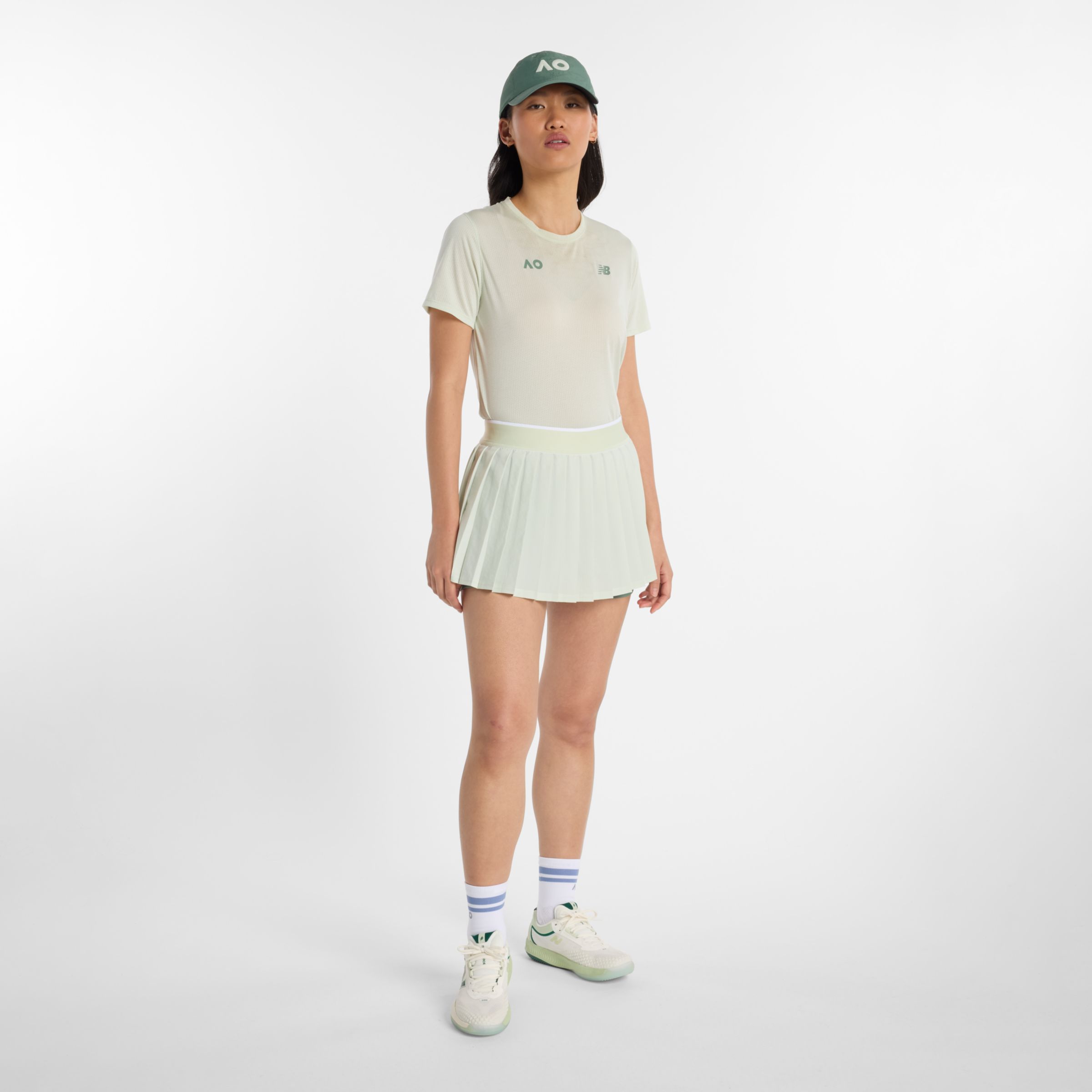 Grace is wearing size S and is 5'9"/175cm. Chest: 33"/83.8cm, Waist: 27"/66cm, Hips: 37.5"/95.3cm