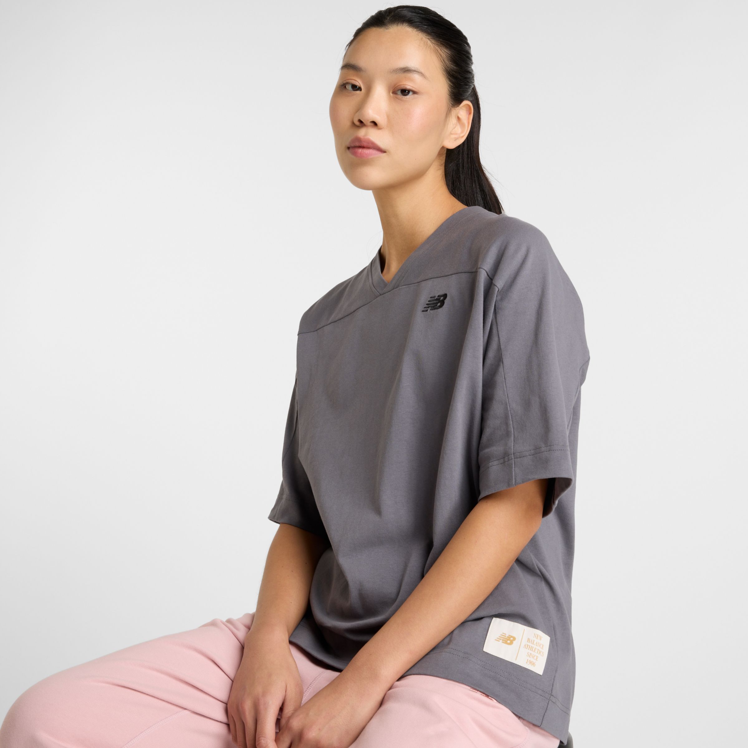 

New Balance Women's Sportswear's Greatest Hits T-Shirt Grey - Grey