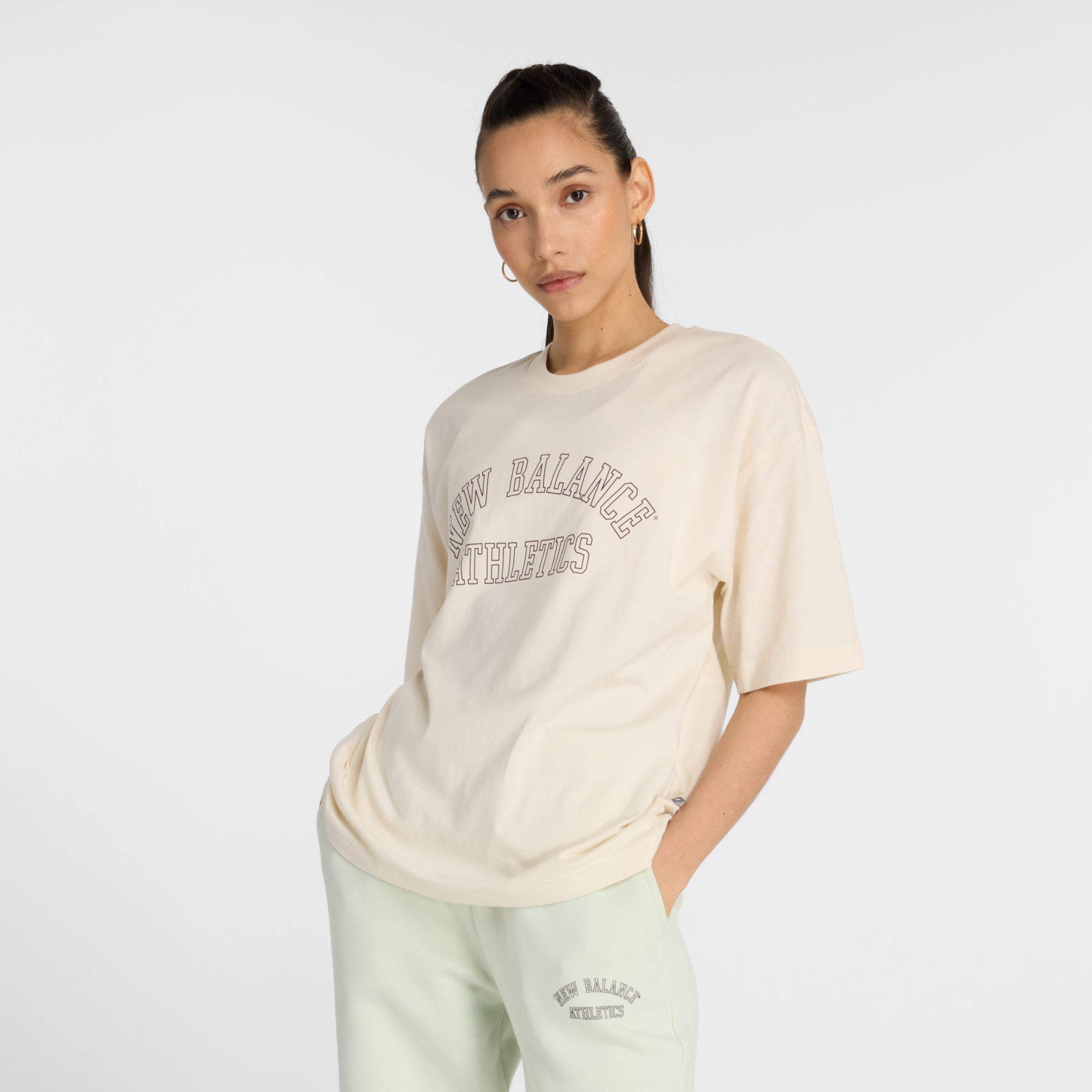 

New Balance Women's Graphic Jersey Oversized T-Shirt Beige - Beige