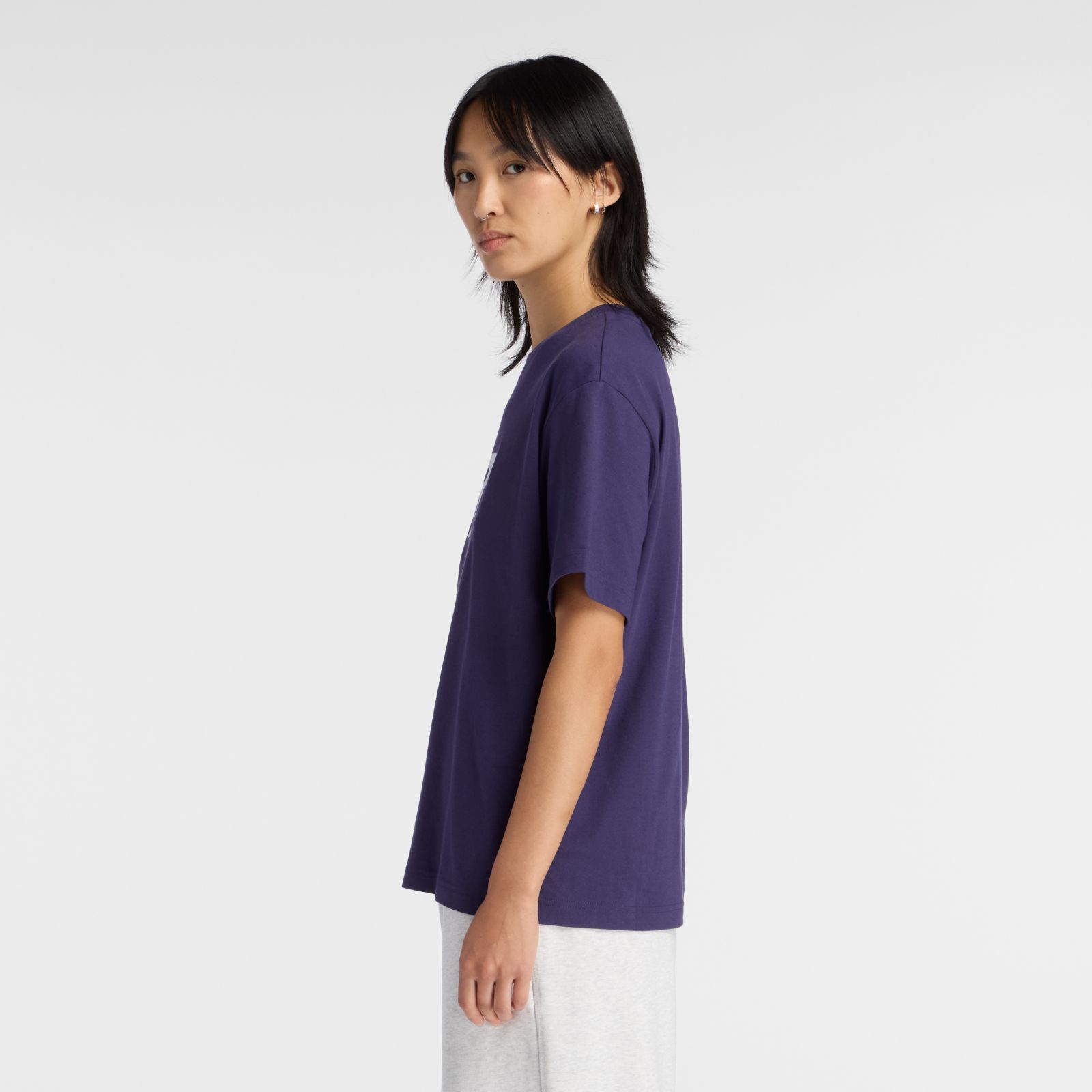 Женские футболки New Balance Sport Jersey Relaxed Logo T-Shirt — фото 4