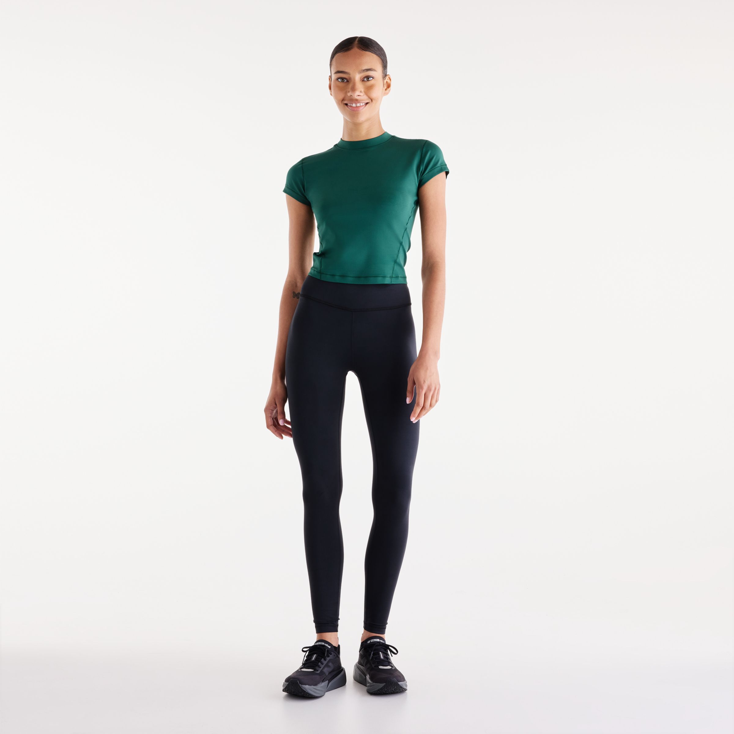 Lola tr&auml;gt Gr&ouml;&szlig;e S und ist 5'8"/172.72cm gro&szlig;. Brust : 31.5"/80.01cm, Taille : 25.5"/64.77cm, H&uuml;fte : 36"/91.44cm