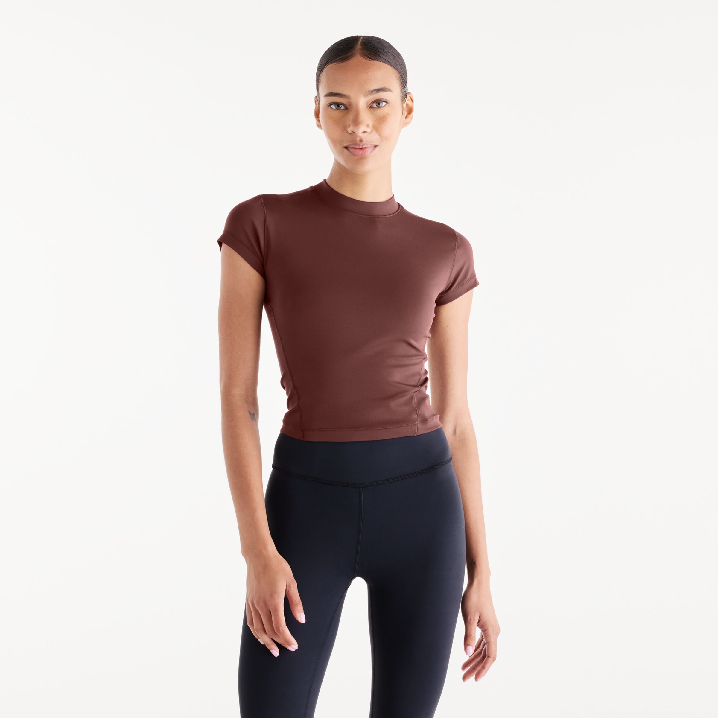 Lola is wearing size S and is 5'8"/172.72cm. Chest: 31.5"/80.01cm, Waist: 25.5"/64.77cm, Hips: 36"/91.44cm