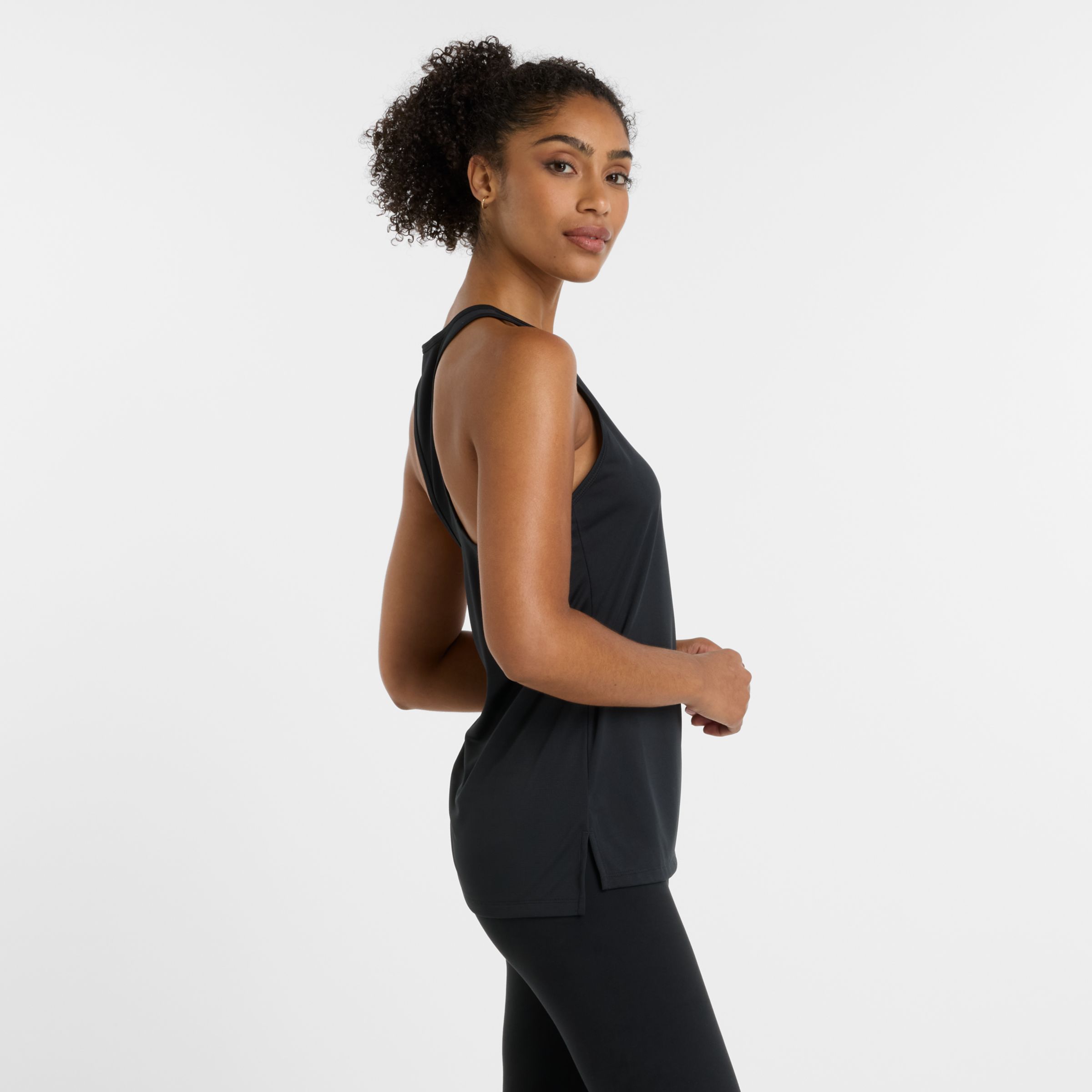 Eliane is wearing size S and is 5'7"/170cm. Chest: 32.5"/83cm, Waist: 24.25"/62cm, Hips: 36.25"/92cm