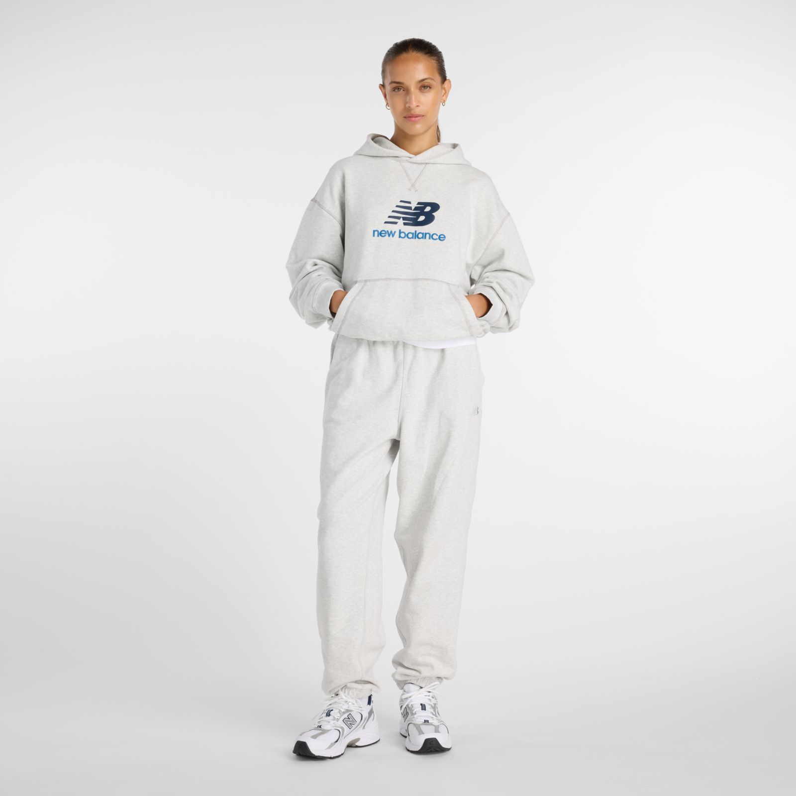 Женские худи New Balance Athletics French Terry Logo Hoodie — фото 2