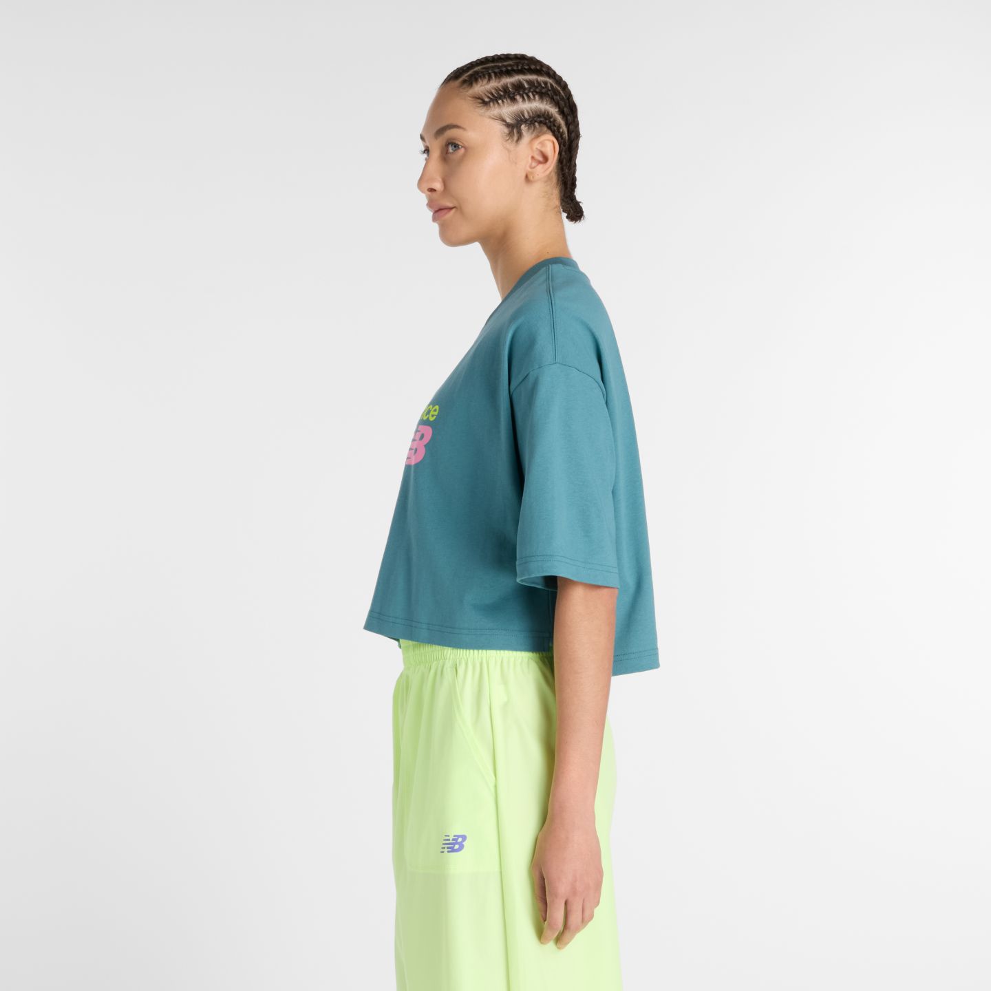 Женская футболка New Balance Athletics Premium Chest Logo Cropped, цвет: Бирюзовый — фото 3