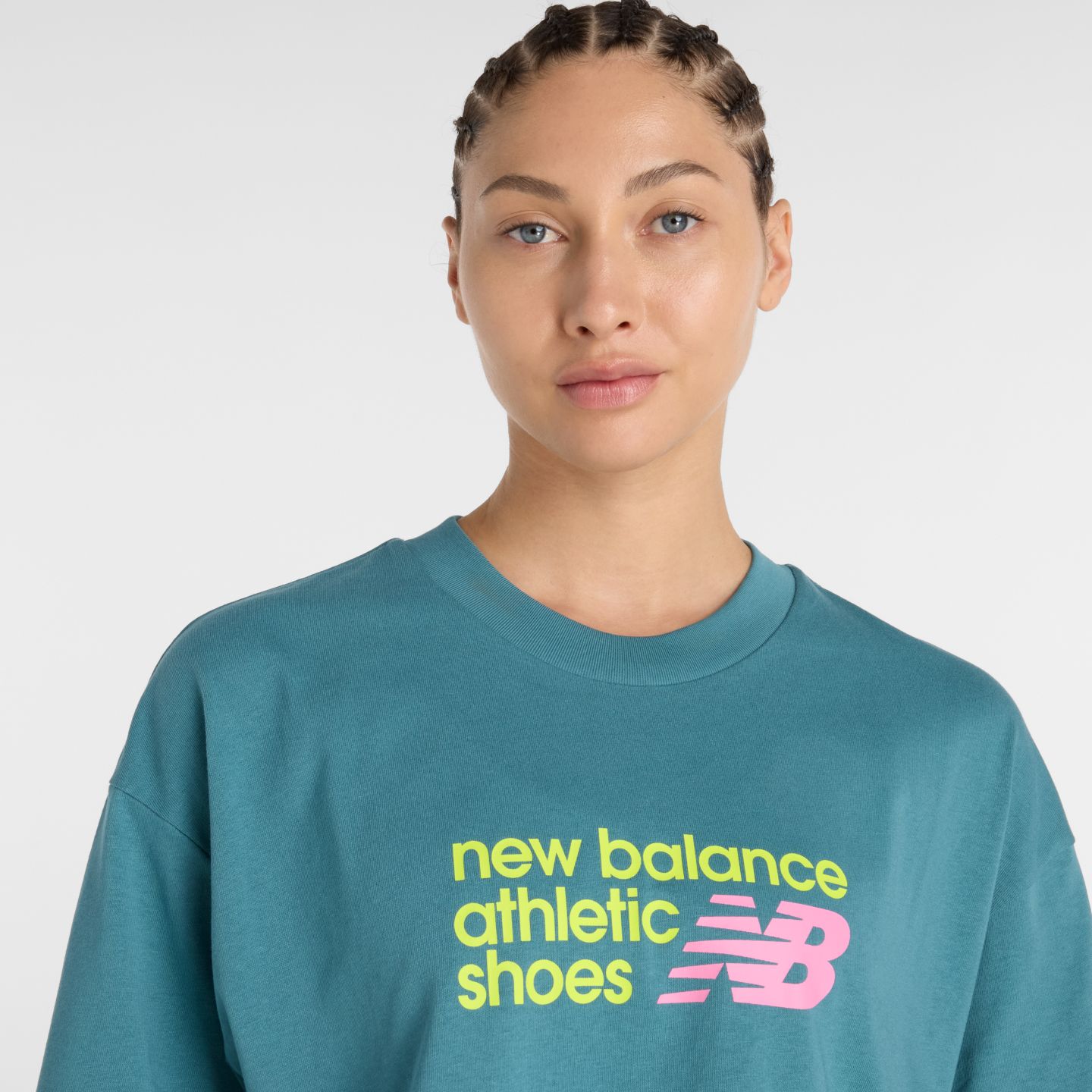 Женская футболка New Balance Athletics Premium Chest Logo Cropped, цвет: Бирюзовый — фото 2