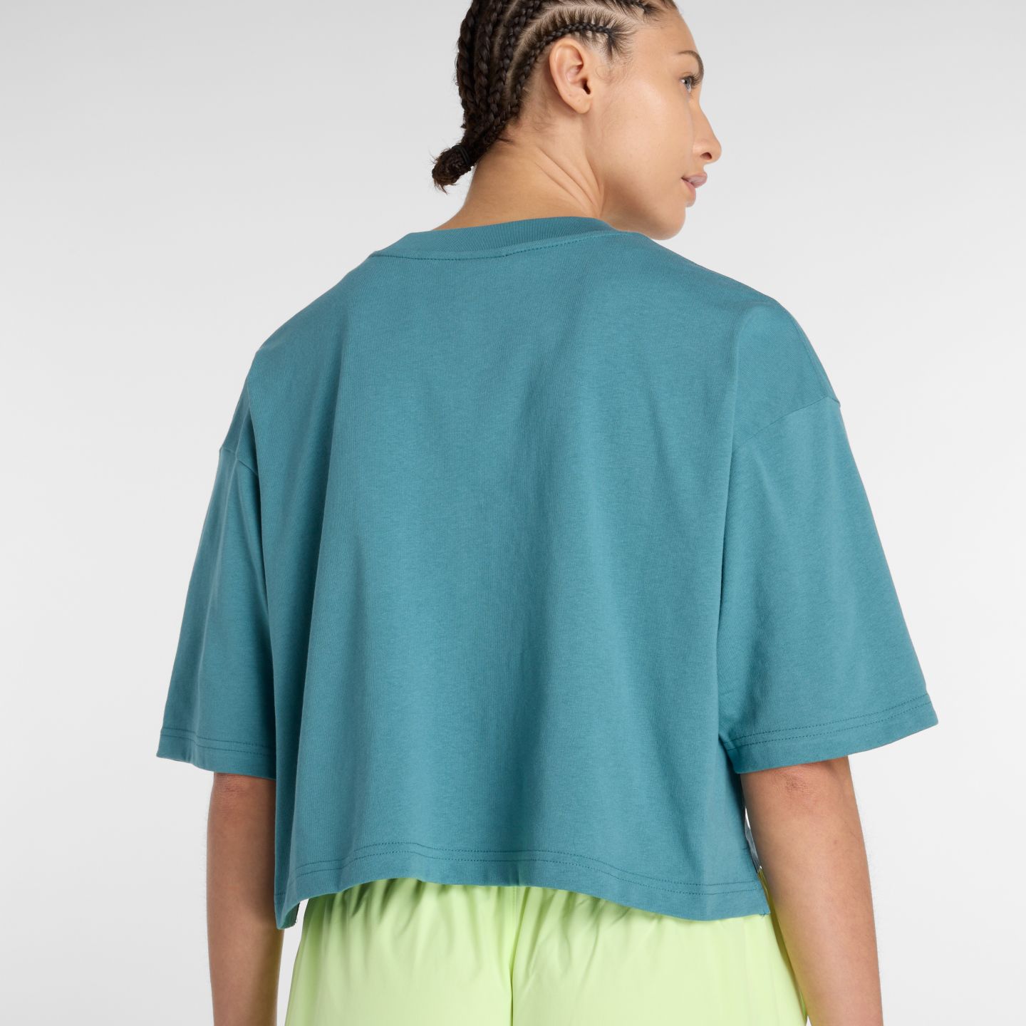 Женская футболка New Balance Athletics Premium Chest Logo Cropped, цвет: Бирюзовый — фото 5