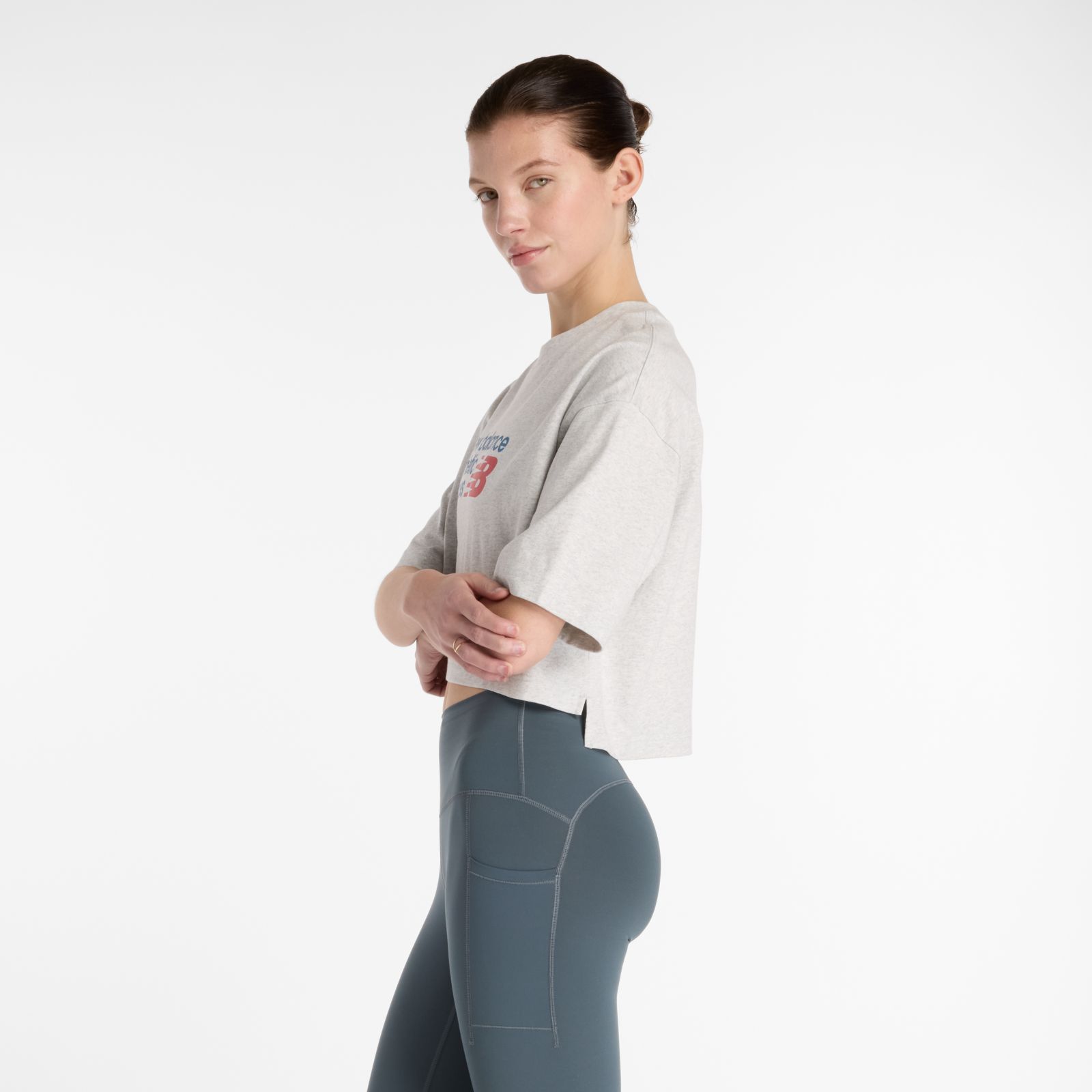Женские футболки New Balance Athletics Premium Chest Logo Cropped T-Shirt — фото 5