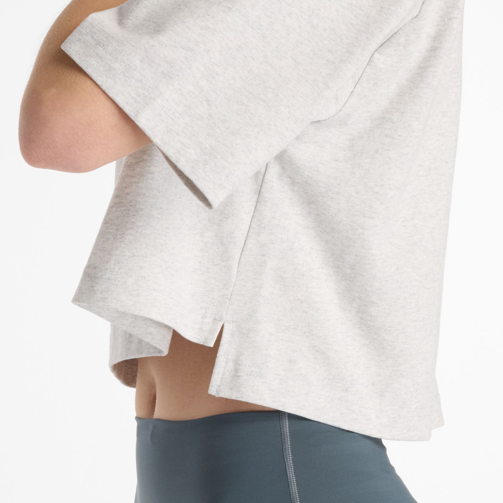 Женские футболки New Balance Athletics Premium Chest Logo Cropped T-Shirt — фото 6