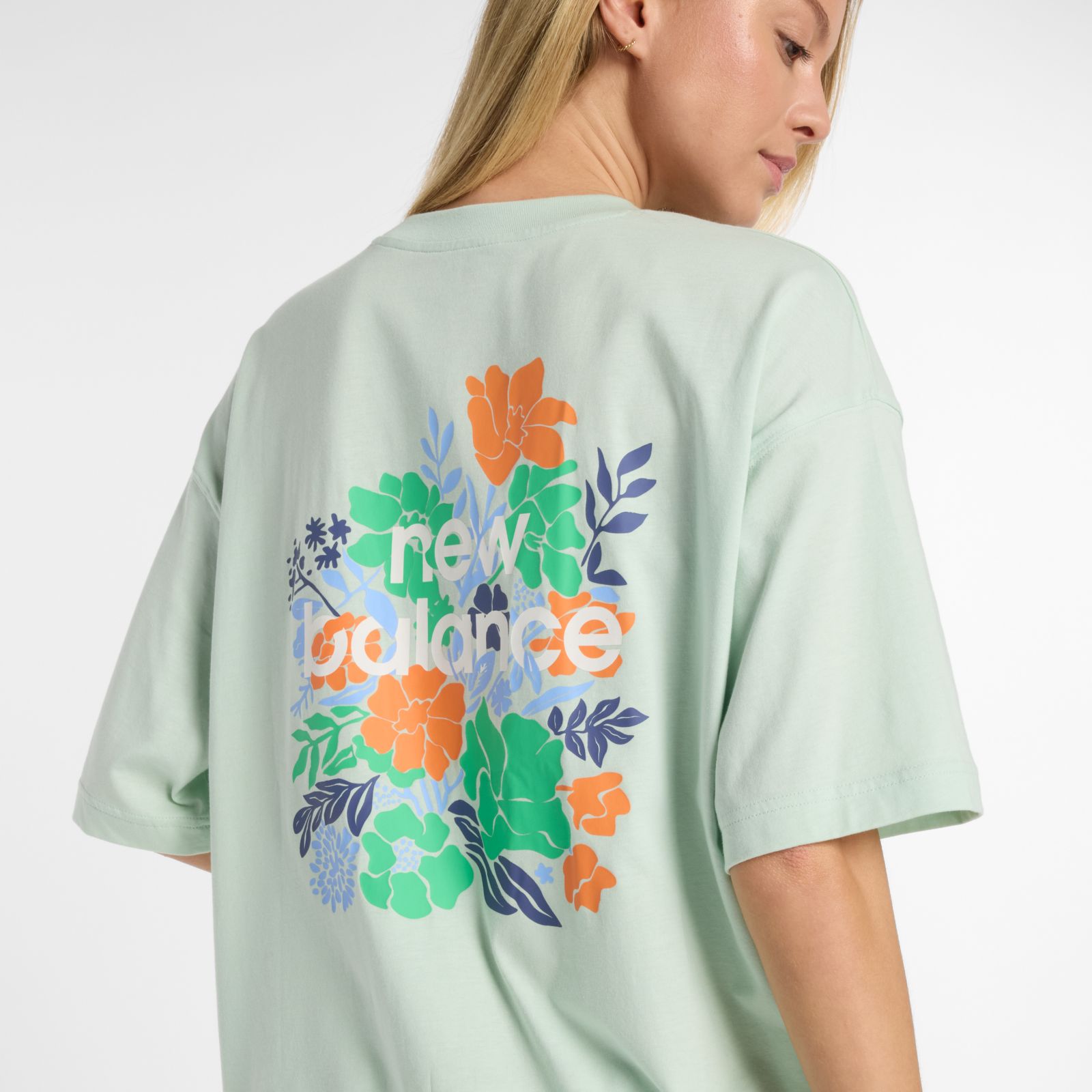 Женские футболки New Balance Flower Oversize T-Shirt — фото 2
